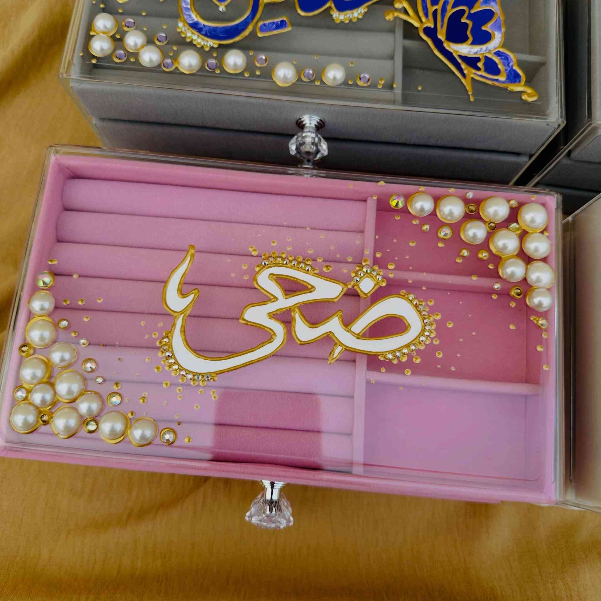 احلى لوكر ممكن ترتبون بي الاكسسوارات مالتكم💛✨
الاسم حسب الطلب طبعا✨
💛شغل يدوي خاص بمتجرنا💛
والتوصيل٥ لكل العراق💕
'
'
#اكسبلور_فولو #explore


**إذا كنت صاحب هذا الإعلان وتريد حذفه لأي سبب، رجاءا أرسل رسالة إلى الدعم الفني**