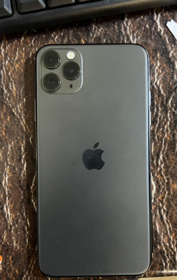 سلام عليكم ورحمة الله وبركاته 
11برو ماكس ذاكرة ٢٥٦ نموذج M بطارية ٩٩ مايعبر هوه شرط 
الجهاز حيل نظيف السعر 400وبي مجال شي قليل  مكاني القيارة  الرقم ***********
