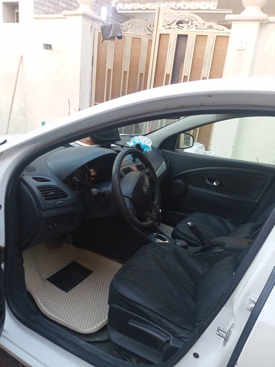 السلام عليكم رينو 2016كربلاءمكينه اوكير كفاله بيها باب السايق والخلفي صبغ السعر 70اوبيها مجال مكان السياره بغداد موبايل ***********
