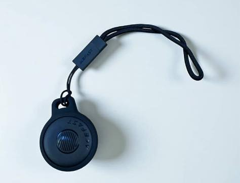 سلام عليكم راجع أتوفر من جديد 
جهاز تتبع 
السعر ٣٥ 
بي ٤ قطع 
يرهم عله جميع الجهازه 
يفيد أهل الدرجات 
 الحجز وتساب ***********
جهاز تتبّع ذكي (4 قطع)

الاستخدامات:

تعقّب المفاتيح، الحقائب، المحافظ، السيارات، الدراجات وحتى عربات الأطفال.

إصدار تنبيه صوتي لتحديد موقع الغرض المفقود ضمن مدى البلوتوث.

البحث العالمي عبر تطبيق Apple Find My للعثور على الأغراض المفقودة في أي مكان.

مناسب للسفر والاستخدام اليومي لتفادي فقدان الأغراض المهمة.

المميزات:

يعمل مباشرة مع تطبيق Apple Find My دون الحاجة إلى تطبيق إضافي.

بطارية قابلة للاستبدال (CR2032) تدوم حتى سنة كاملة.

تصميم صغير وخفيف (وزن 8 غرام فقط).

مدى بلوتوث فعال حتى 20 متر مع خاصية إصدار صوت للتحديد السريع.

يأتي مع أغطية سيليكون وحلقات تعليق لتثبيت الجهاز بسهولة على أي غرض.

محتويات الصندوق:

4 أجهزة تتبّع ذكية.

4 أغطية سيليكون واقية.

4 حلقات تعليق (Lanyards).

دليل استخدام متعدد اللغات.

طريقة الربط:

1. تأكد من أن جهازك (iPhone أو iPad) يعمل بنظام iOS  iPadOS الإصدار 14.5 أو أحدث.
2. افتح تطبيق Find My المثبّت مسبقًا على جهازك.
3. ضع جهاز التتبّع بالقرب من الآيفون، ثم اضغط على زر التشغيل في الجهاز.
4. سيصدر الجهاز صوتًا قصيرًا للدلالة على التشغيل.
5. على شاشة الآيفون، اختر "إضافة عنصر جديد" (Add Item) ثم اضغط متابعة.
6. عيّن اسمًا للجهاز واختر "تم" (Finish) ليصبح الجهاز جاهزًا للاستخدام.

الملاحظات:

البطارية CR2032 قابلة للاستبدال عند انتهاء عمرها.

في حالة عدم ظهور الجهاز في التطبيق، يمكن عمل إعادة ضبط (Reset) بالضغط على زر التشغيل 5 ثوانٍ حتى تسمع نغمة مزدوجة.

الغلاف الخارجي مصنوع من مادة ABS المتينة.

أبعاد الغلاف:

الطول: 10 سم

العرض: 14 سم

الارتفاع: 3 سم

لا يمكن توصيل المنتج الى كردستان العراق
