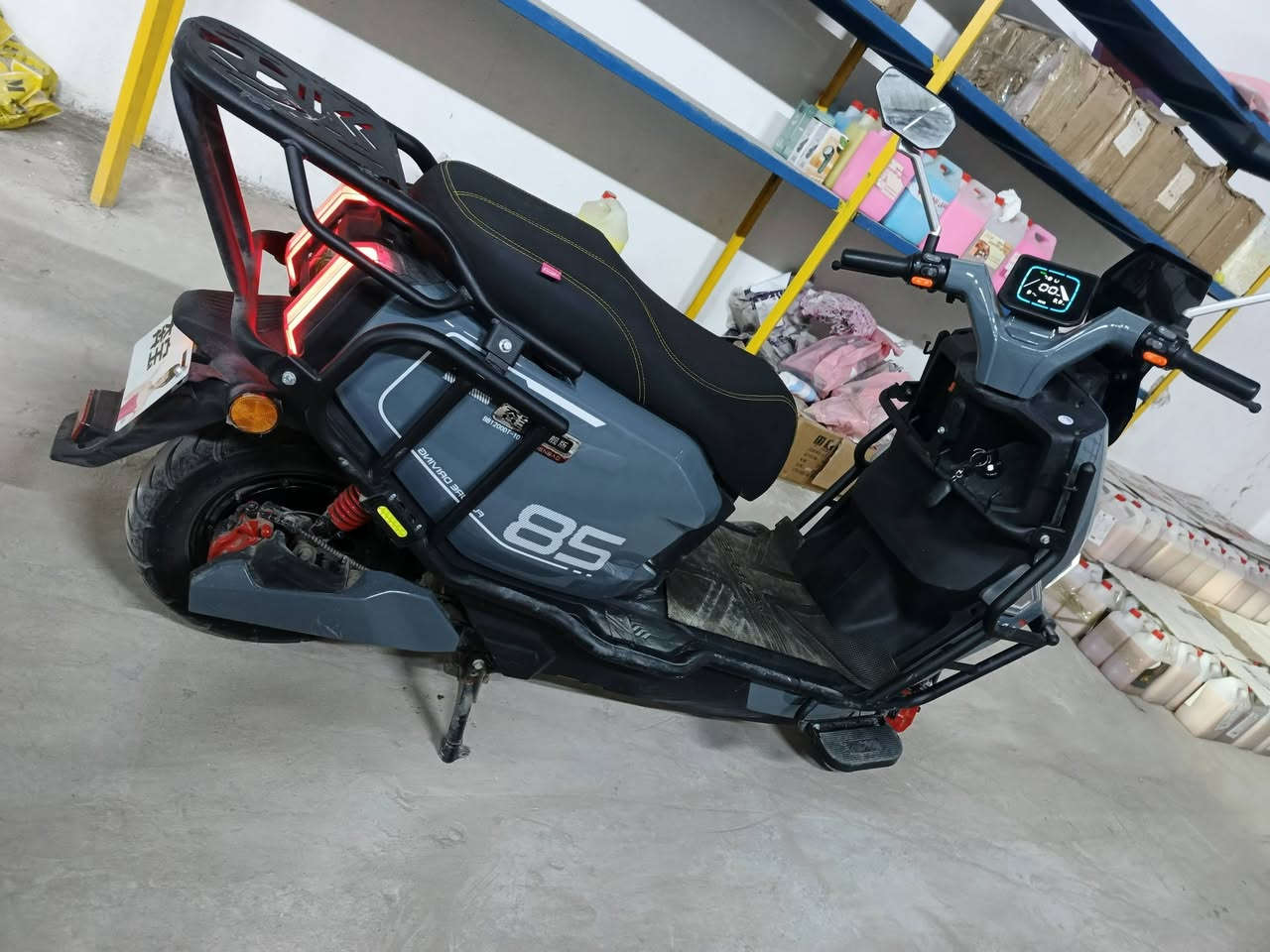 عندي شحن صاعقه 6 باتري مسطره 32 أمبير تمشي 70 كيلو  ملف 2000  بيها نضام بك و٣ سرع هورن بارك بريك هيدروليك تاير حجم 12 بعدها جديده استعمال شهر لو اسمنتي  عنواني  بغداد الحرية *********** واتساب موجود
