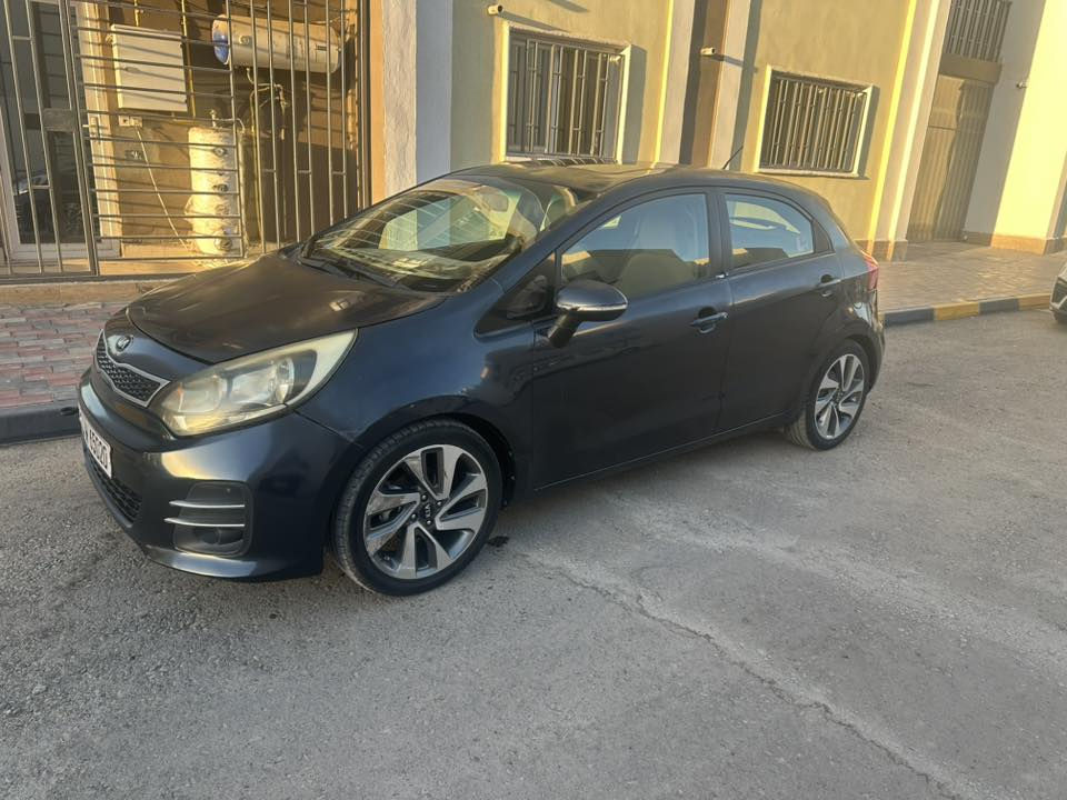 للبيع كيا ريو خليجي 2015 فووول مواصفات
محرك 1600 قطرتين
مكفولة من الصبغ تماماً
بيها بارد جاملغ امامي ايمَن والايسر، 
و الصندوكَ الخلفي مفتوح فقط لا تبديل ولا صبغ ولا معجون ولا حتى بارد.
ماشية 163 الف كيلومتر
فتحة سقف
تشغيل بصمة
اضاءة اوتو
ماسحات اوتو
نظام ايكو
حساسات خلفية بلادي
كاميرا
شاشة اندرويد
مري شفت
ويل ١٧ بلادي خمسة
المحرك عليه ادامة كاملة ١٠٠٪
السيارة لونها حبري
السعر 100 ورقة و بيها مجال
 مكان السيارة بغداد ابو غريب مجمع الزيتون

‭***********
***********
