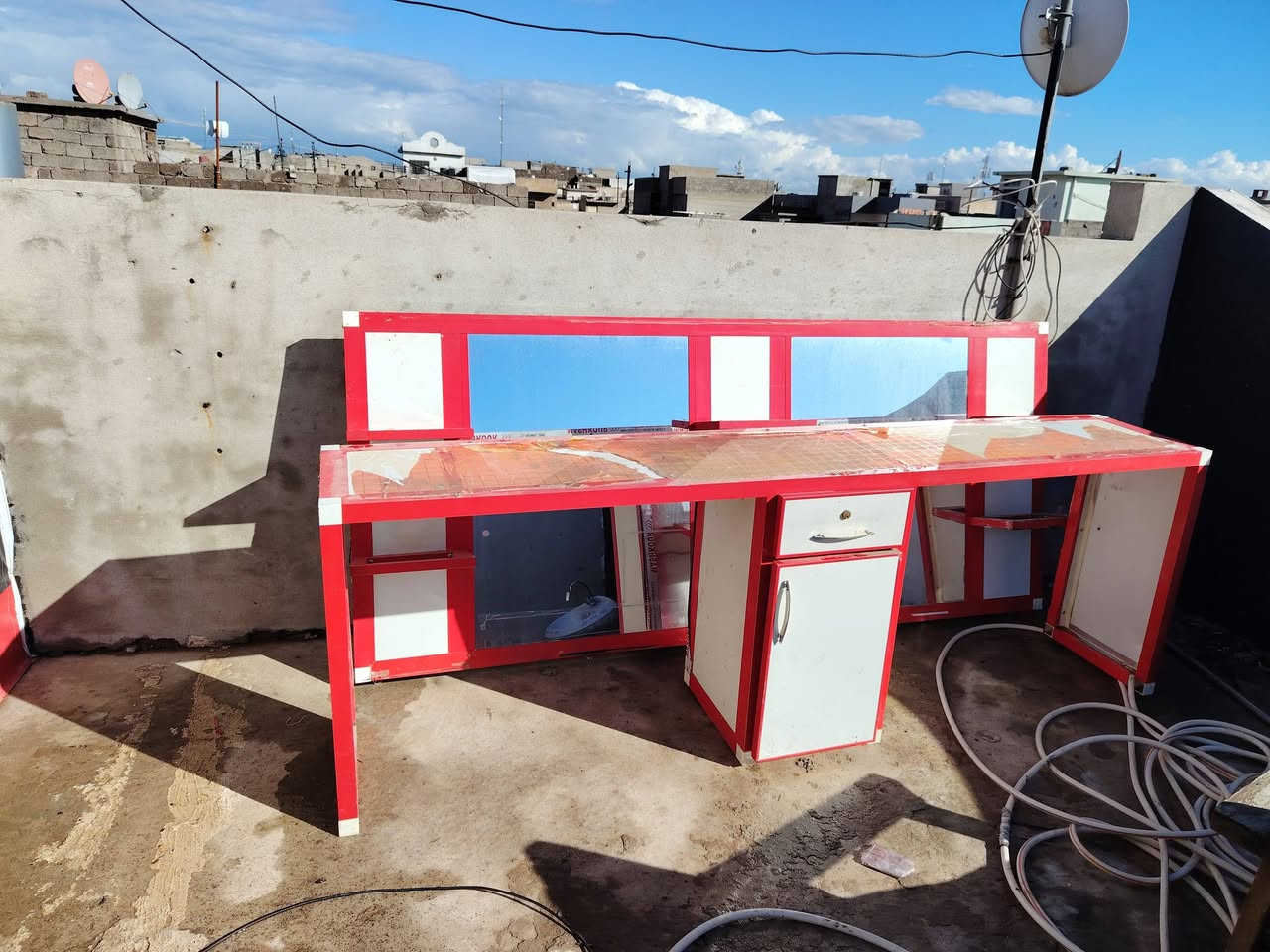 السلام عليكم  شباب هاذا ميز حلاقه للبيع 
*********** للاتصال واتساب
