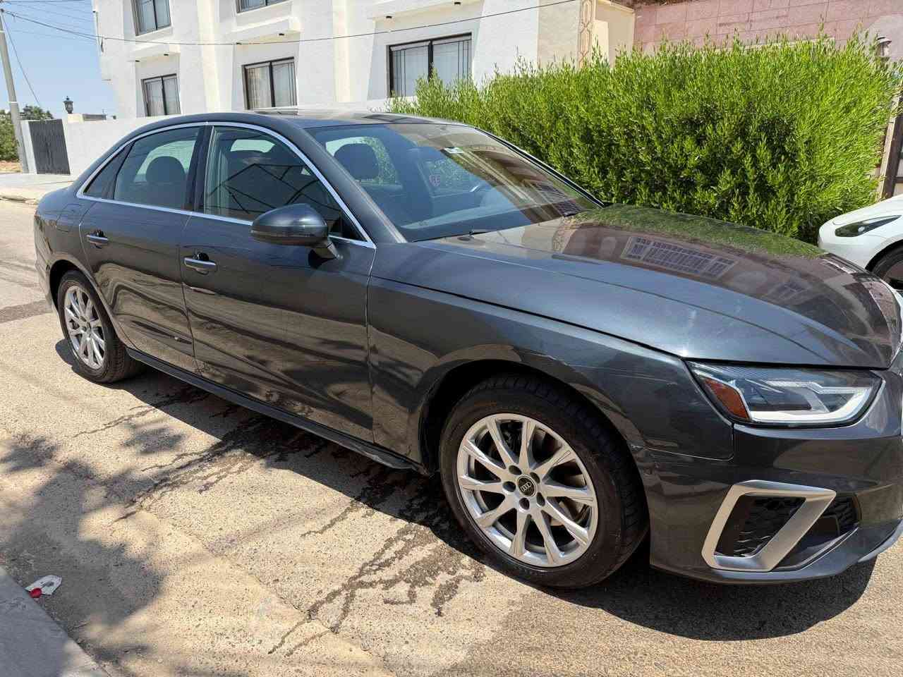 للبيع 2022 Audi A4 45 TFSI Quattro
* المحرك: 2.0 TFSI تيربو 4 سلندر
* القوة: 261 حصان
* ناقل الحركة: S tronic أوتوماتيك 7 سرعات
* نظام الدفع: Quattro رباعي
* تسارع 0-100 كم/س: 5.8 ثانية تقريباً
* فتحة سقف كهربائية
* كاميرات أمامية وخلفية
* حساسات أمامية وخلفية
* شاشة معلومات وترفيه كبيرة
‏* Apple CarPlay و Android Auto
* تشغيل بصمة وستارت/ستوب
* مثبت سرعة
* مقاعد جلد
* تكييف أوتوماتيك ثنائي المناطق
* إضاءة LED أمامية وخلفية
* مرايا كهربائية مع طي كهربائي
* جنوط ألمنيوم رياضية
* نظام مانع انزلاق وثبات إلكتروني
* وسائد هوائية متعددة
* نظام مراقبة ضغط الإطارات

السيارة بحالة ممتازة، محرك وگير وشاصي بحالة جيدة، جاهزة للفحص.
عدد الكيلومترات: (50 الف)
اللون:(اسمنتي)
السعر:(180 ورقه)

الاضرار:
جامغ ايمن معدل بارد
وجاملغ ايسر بي طعجة معدلة والشخوط مصبوغه

موقع السياره اربيل 
الرقم:***********
