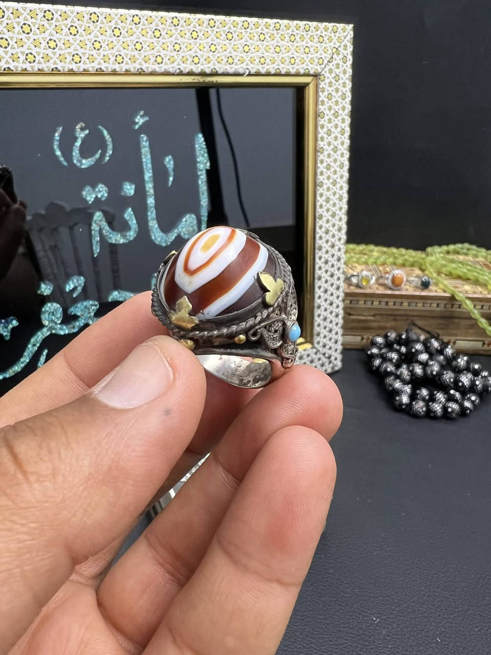 من عالم الجمال الى عالم الاقتناء

من القطع النادره الي من الصعب نوصفها بكلمات

حيث جمال الجزع بطبقاته الطبيعية بلونها الجذاب

الى جمال وروعة الحرفية في الصياغة اليدوية 

صياغة اسطة (صفري) صياغة ثقيلة جدا مع 
تطعيم فيروز حدد 2 عل الجانب 
موديل فلكري قديم ..

 

🧿للمهتمين السعر عل الخاص ونكون بخدمتكم

*********** موجود واتساب 

اخوكم احمد الربيعي الصائغ
