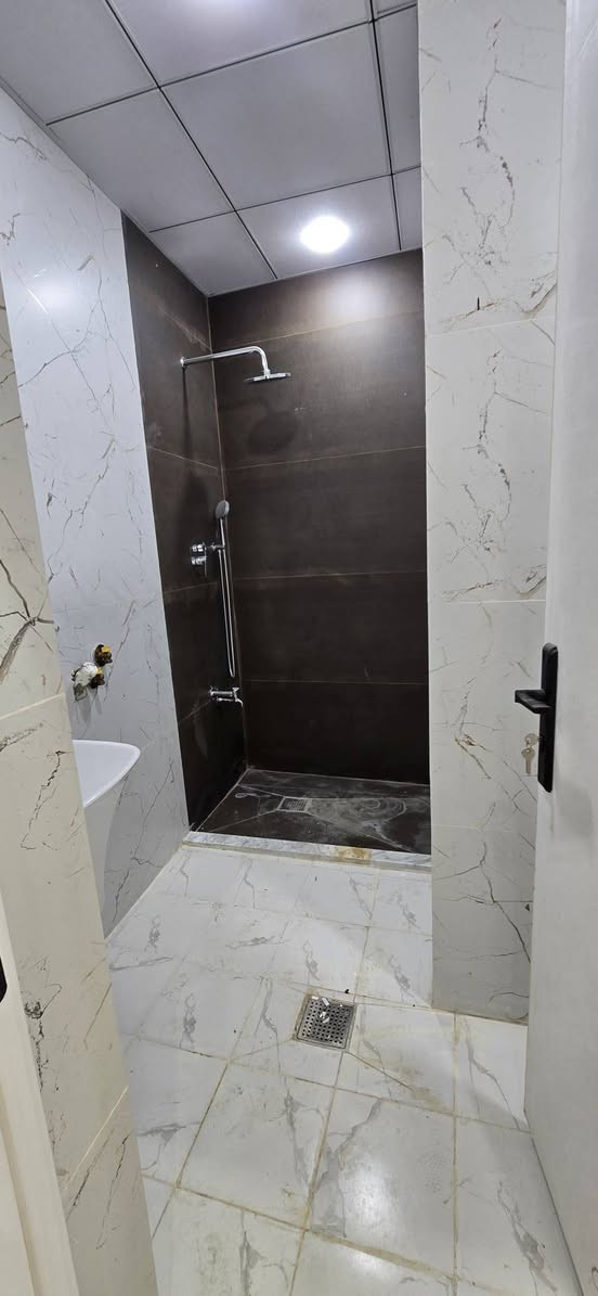 🔥 شقق طابو ملك صرف للبيع – استلام فوري 🔥
📍 الموقع: الأعظمية – مقابل الخط السريع
موقع مميز قريب من كل الخدمات
🏢 تفاصيل الشقق والمساحات:
• طابق ثاني 90م² وجه فرعي— 💰 135 مليون
• طابق رابع | 85 م² خلفي — 💰 122 مليون
• طابق ثالث | 85 م² خلفي — 💰 124 مليون
• طابق ارضي | 85 م² خلفي — 💰 130 مليون
✅ الأسعار قابلة للتفاوض
🏗 مواصفات البناء:
✔️ بناء تركي ديلوكس
✔️ مصعد شغال 24 ساعة
✔️ محطة كهرباء خاصة
✔️ لكل شقة ميزانية كهرباء مستقلة
📦 تسليم فوري – بدون انتظار
📞 للاستفسار والحجز:
***********
