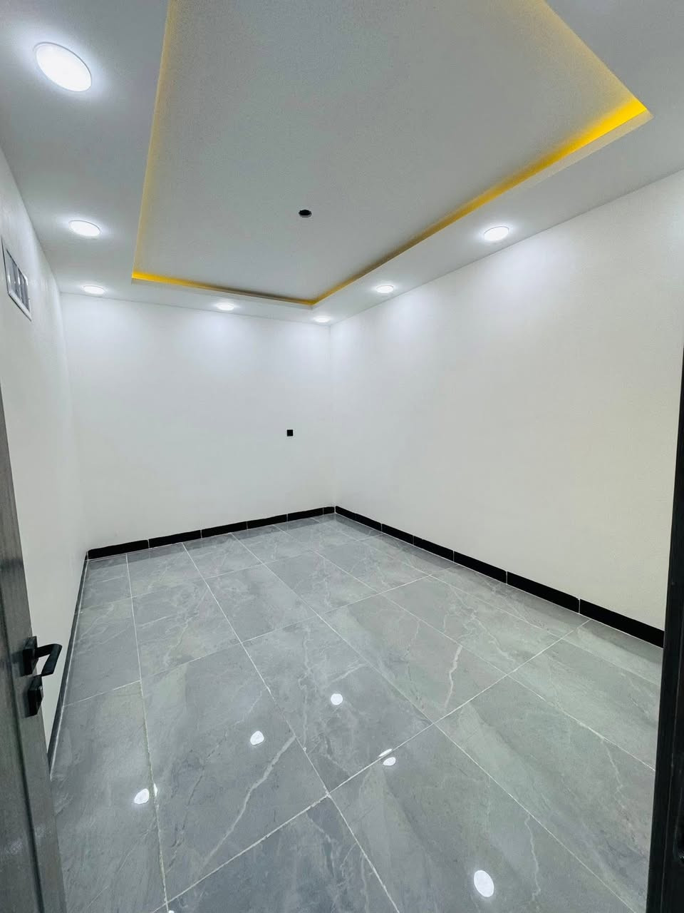 مكتب_الرواسي_للعقارات 
•بيتين للبيع في حي السكر على شارع 20 متر 
•المساحة 155 متر الواجهة 7 ونص لكل بيت 
• طابقين بناء حديث فول استلام فوري/ شارع تبليط بعرض 20متر 

•الطابق الاول : غرفتين نوم مع هول واستقبال ومطبخ وصحيات
•الطابق الثاني : اربعة غرف نوم مع هول وصحيات 

🌍الموقع  مميز : حي السكر قرب سوق السكر على شارع 20م
📃 سند سكني ملك صرف / شرط القرار التمليك  والتحويل 

للإستفسار مراجعة المكتب او الاتصال على الأرقام التالية   عمار العبيدي   

***********

*********** واتساب

  ايمن   

 ‏‪0750 214 4093‬‏    ‏

‏‪0775 630 2993‬‏ واتساب

   اوس 

‏ ‭0770 287 3744

‏  ‬ ‭0750 219 5078‬    

ابو سند 

‭0 775 714 2899‬

عنوان المكتب حي النور سايدين دانية ماركت مقابل افران الرائد   #الرواسي_للعقار
