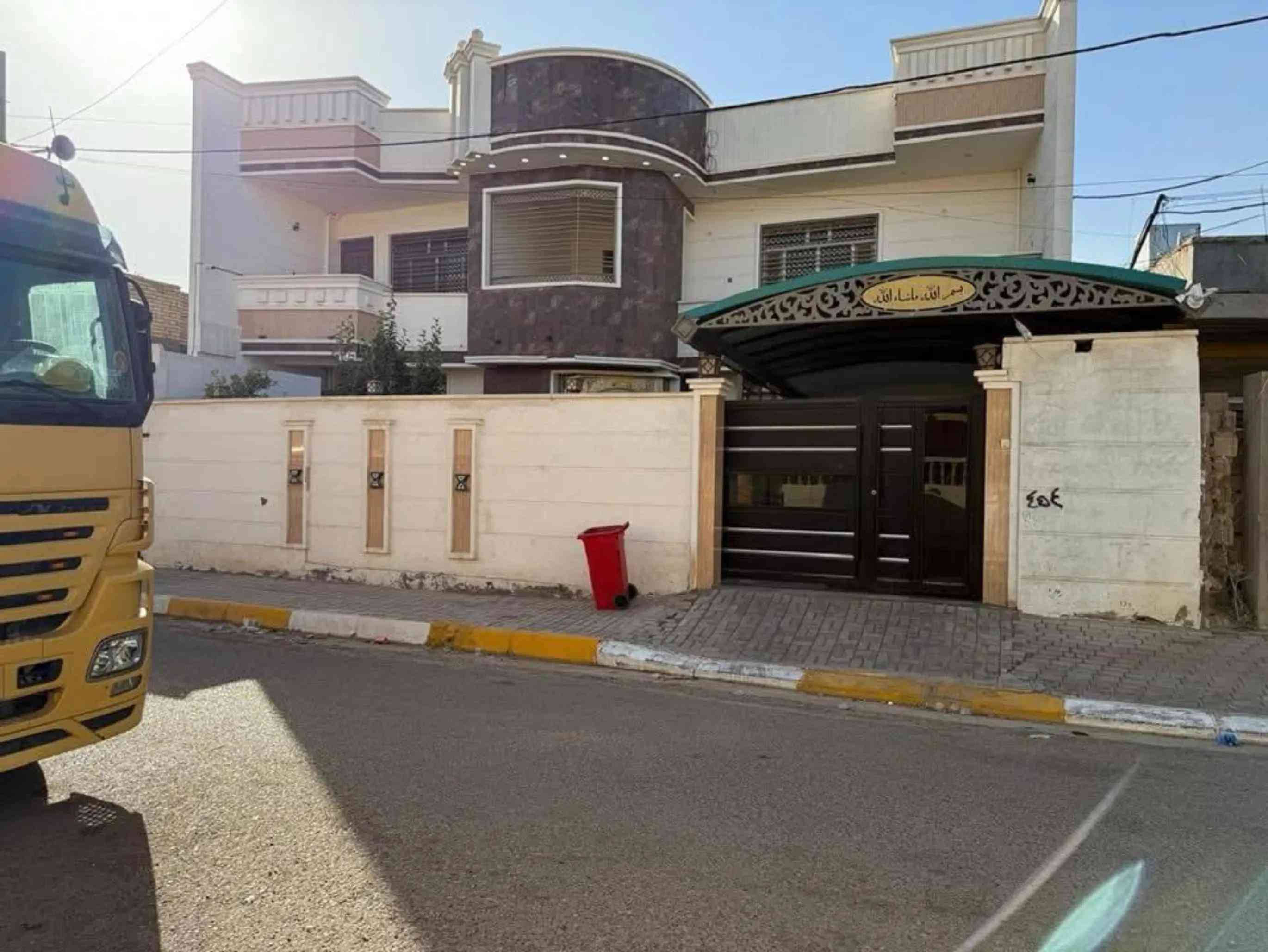 بسم الله وعلى بركة الله دار للبيع طابقين مسلح درجة اولى في الرمادي - الجمعية - قرب جامع اولي العزم مرقم بلديه مفوض للطابو المساحة 361 متر الوجه 16.5 متر الشارع 10 متر مبلط وخدمات كاملة . الدار درجة اولى سنة البناء 2022 * الطابق الاول يحتوي:  كلدور وديوانية كبيرة وصالتين وغرفتين نوم كبيرة ومطبخ حار وبارد ومجمع صحيات داخل وخارج وترك حرف L ومناور عدد 2 وحديقة وكراج كبير ومخزن.  الطابق الثاني يحتوي:  صاله كبيرة وثلاث غرف نوم كبيرة وبلكونات عدد 2 ومجمع صحيات وغسالات  بناء الطابق الاول حجر وسمنت بناء الطابق الثاني طابوق احمر الارضية بورسلين المطبخ والصحيات سيراميك هندي . حزام سيراميك 1.20 متر . الدرج كرانيت مع سيراميك لحد السقف . الشبابيك المنيوم عوازل بالاضافه الى سطح اول وسطح ثاني في الطابق الثاني:  السطح الاول بورسلين السطح الثاني مادة عازلة . يأتي مع الدار كاونتر وسبالت عدد 3 * للمعاينة والاتفاق متوفر واتساب   ***********   لإستقبال عروضكم العقارية بيع ايجار  سكني تجاري زراعي تواصلو واتساب فقط 👇 *********** أعلن معنا لضمان وصول إعلانك لأشخاص مهتمين بشراء عقاراتكم  👍  مع تحيات  عقارات T . A . G . . . #تسويق_عقاري #عقارات #عقارات_الرمادي 

