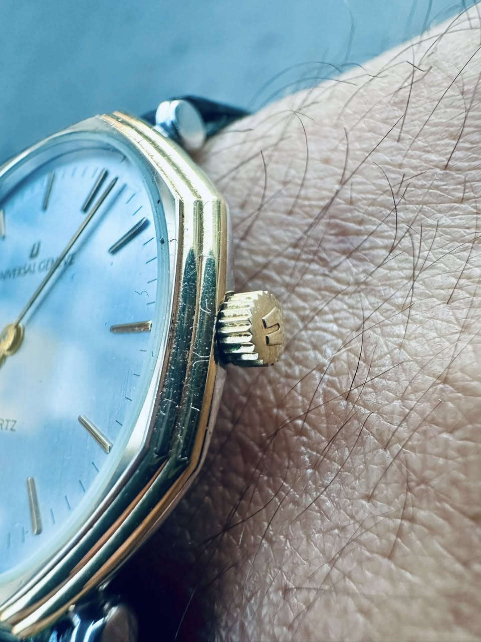 يونوفيرسال قشطة ١٩٨٠ الساعة بلادية بالكامل والجلد مستبدل بجلد اصلي
طوق تغليف ذهب سميك 
نضام الميلين. 
ساعة رسمية جميلة جدا 
 ٢٢٥$        
***********
