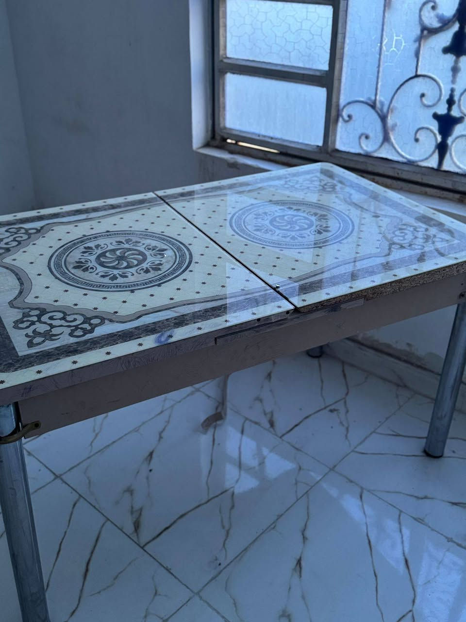 للبيع
ميز طعام + كراسي عدد 4
سعر 30 الف قفل 
تواصل مع الرقم 
***********
