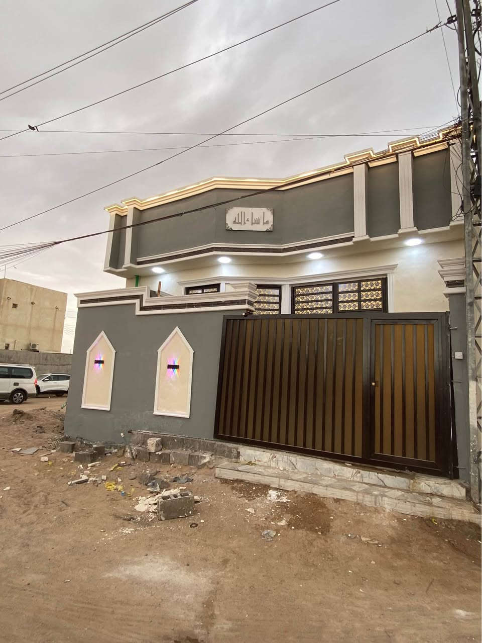 البيت للبيع المساحه 100 متر البناء ابلوك كونكريت يحتوي على غرفتين وهول وصاله استقبال ومطبخ ومناور وصحيات  داخليه وخارجيه  وطارمه 

هاتف *********** البصرة, العراق
