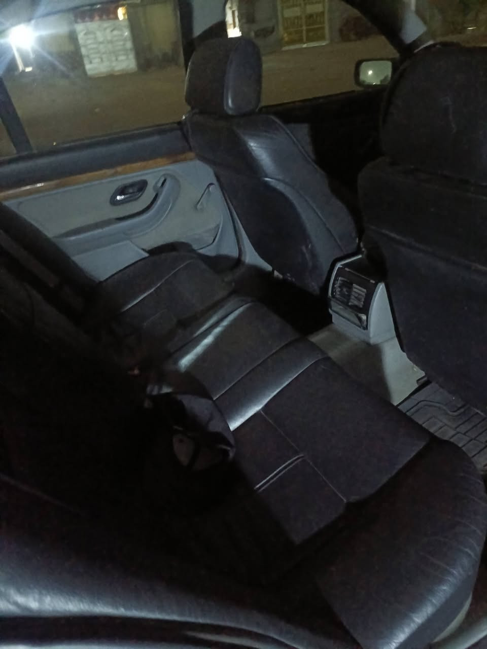 BMW صقر موديل98  مكينه28 ياباني تبريد لونها ازرق كير تخم تاير كشنات جلد اسود ***********
