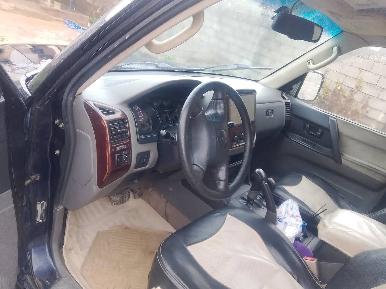 السلام عليكم سياره باجيرو موديل 2002سياره جديده لوك داخل وخارج كلو جديد محرك وكير  شرط سياره مامطلوبه دينار واحد وهزه جديد صار شهرين لون اسود كحلي غرفتها جديده باتري جديد كير بس ميكانيك شغال ابيع هل موجود السياره رقم كركوك انكليزي بسمي اني الشرعي تحول قبل لاتعد افلوسك مكان السيارة صلاح الدين قضاء الشرقاط السعر 63وبيها مجال رقم تلفون ***********بي وتساب
