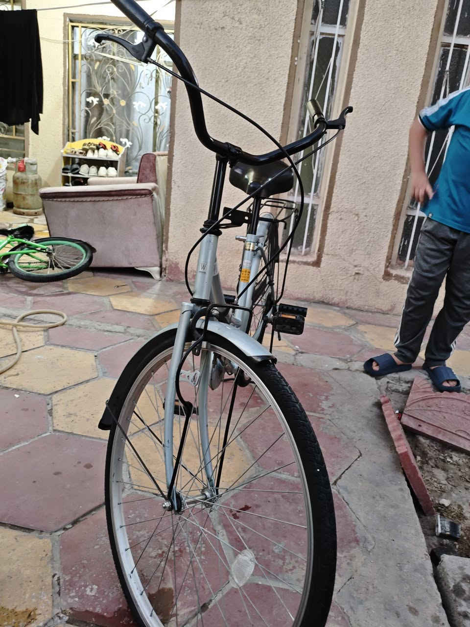 سلام عليكم باسكل بناتي حجم 26 مستعمل اسبوع اخو الجديد ومع حمالات + بم نفخ السعر 140 وبي مجال مكاني كربلاء حي النصر شارع الملعب الرقم ***********
