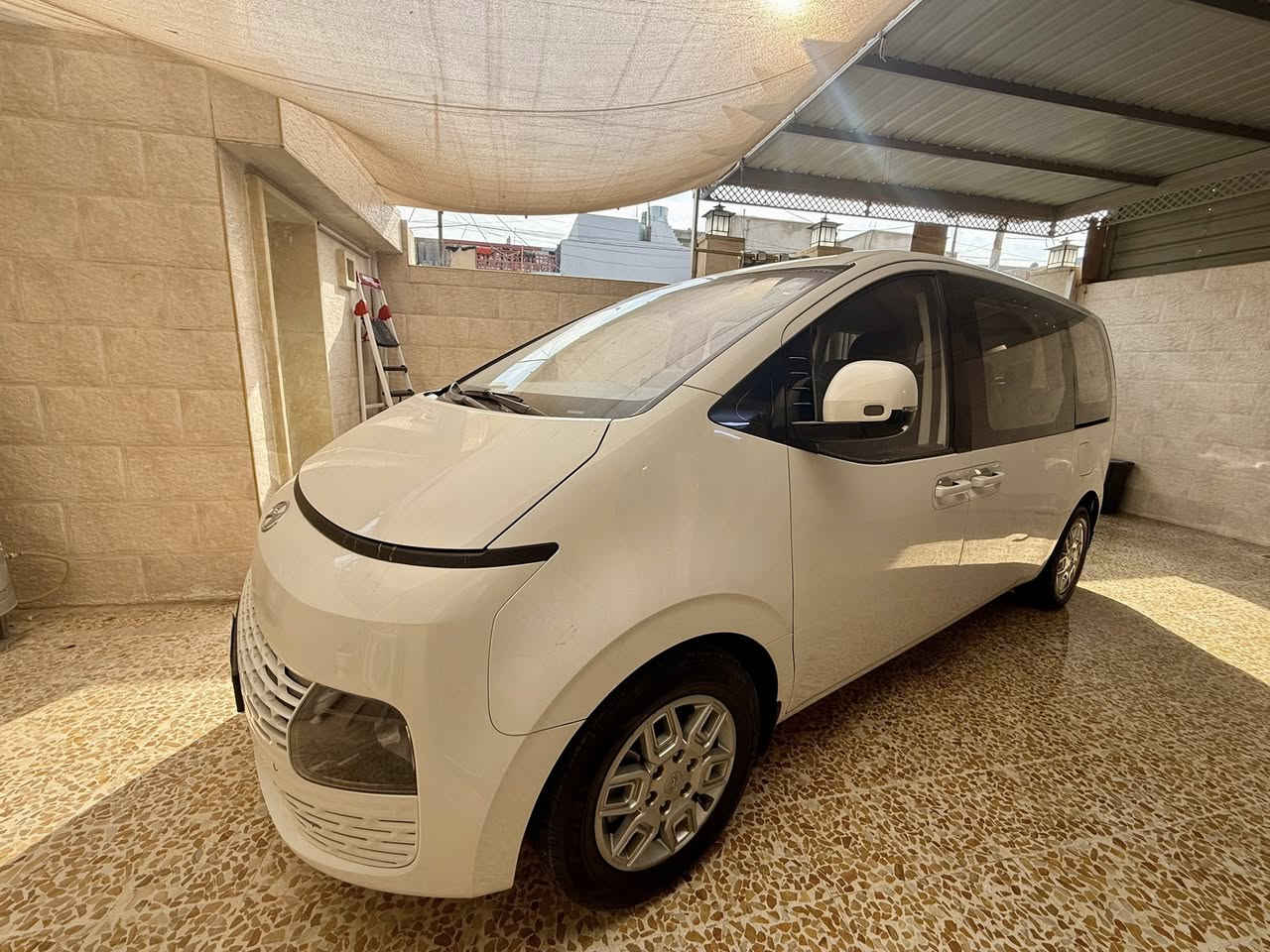 السلام وعليكم سيارة هيونداي ستاريا موديل 2023 لون ابيض رقم إجرة وارد كوري  محرك بانزين 6V  عدد الركاب 11 بيها شبر بارد نفس ما موضح بل صورة  لباقي وضع شركة شراي اتصل ***********
