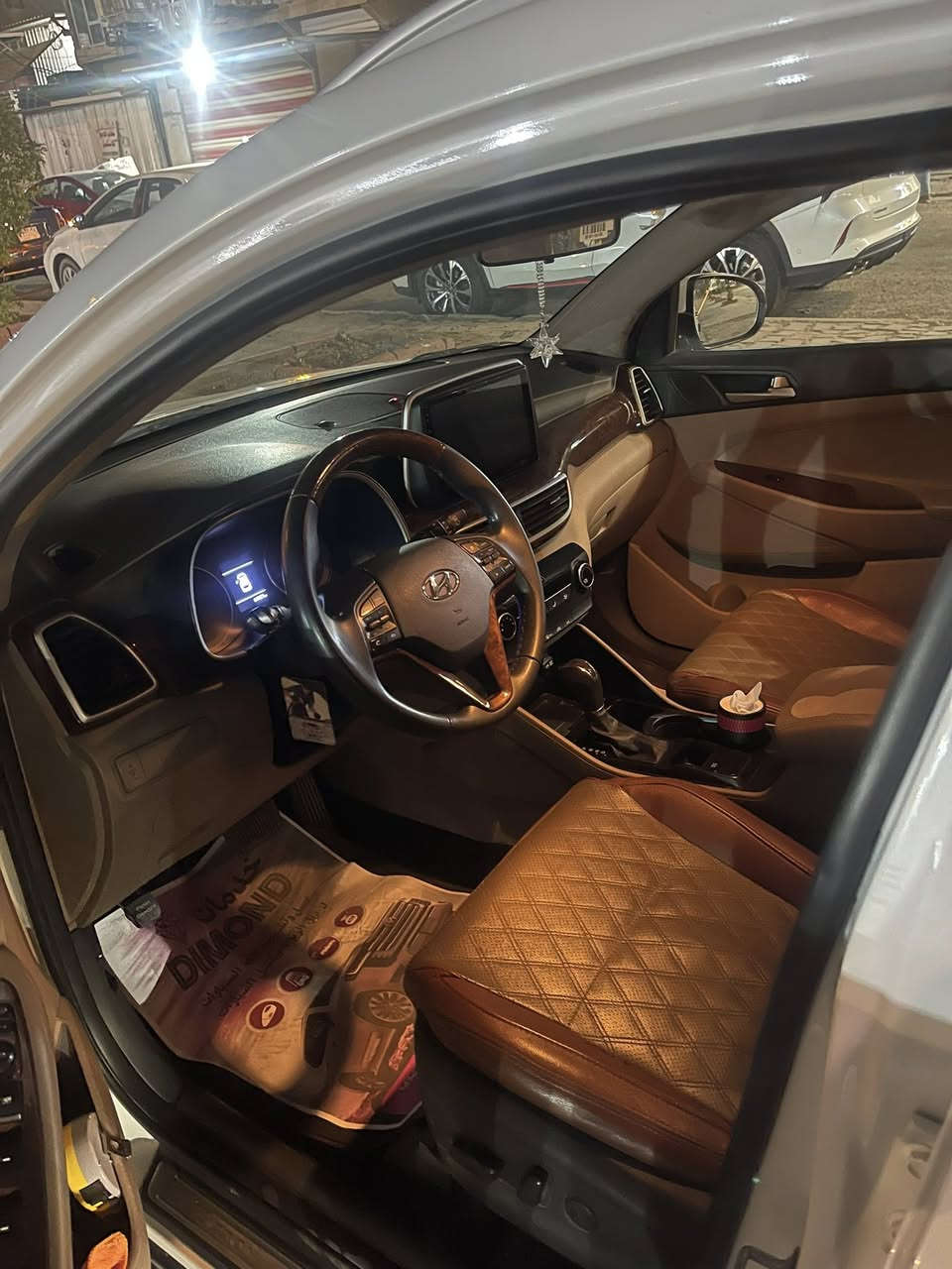 سلام عليكم

توسان للبيع 2020كوري المرغوب 
خليجي فول مواصفات 1/1عده البنوراما

```مواصفات:```
حساسات
لايت 5عدسات
لد امامي خلفي 
لد نهاري 
اشاير بل مري 
مري شفط 
مكينه 2000دوش
اشاير ترحيب 
تغيير انظمه السياره 
حساسات الابواب عند الفتح
بصمه تشغيل + بصمه ابواب
شاشه 
لايت دواره ويا الستيرن 
كشنات جلد
تبريد قطعتين 
ومواصفات التوسان المعروفه
 كير مكينة كفالة 

السياره احلى من الصور ماشيه 66الف كيلو متر 
سياره بيها  صبغ جنطه بدون دواخل 
مكاني السياره //بغداد حي الجهاد

رقم الهاتف***********

سعر //200$ وبيه مجال
