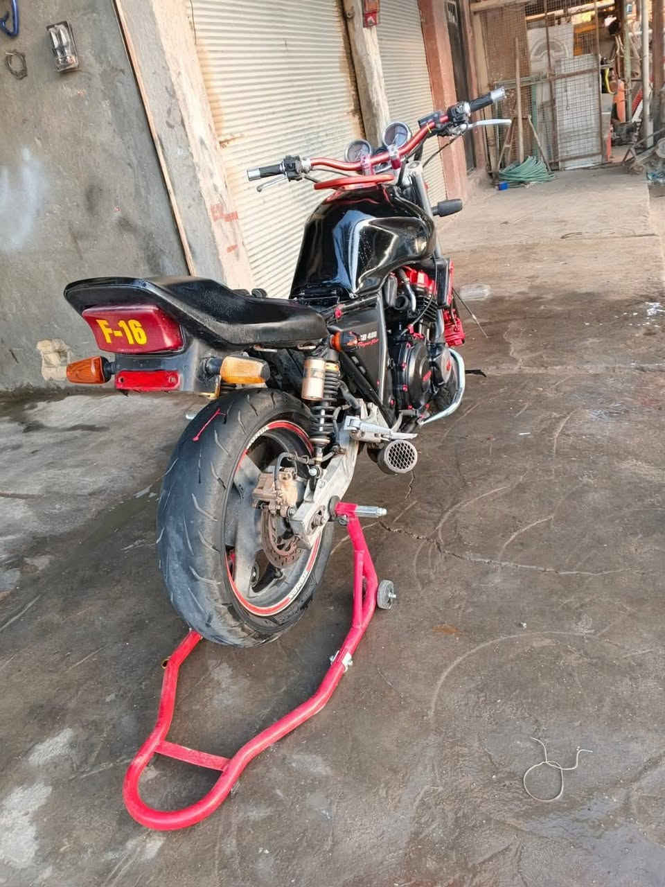 سلام عليكم دراجة cb4 400 جيل اول 16 للبيع  مكاني كربلاء السعر 1250
*********** واتس اب فقط كربلاء, العراق
