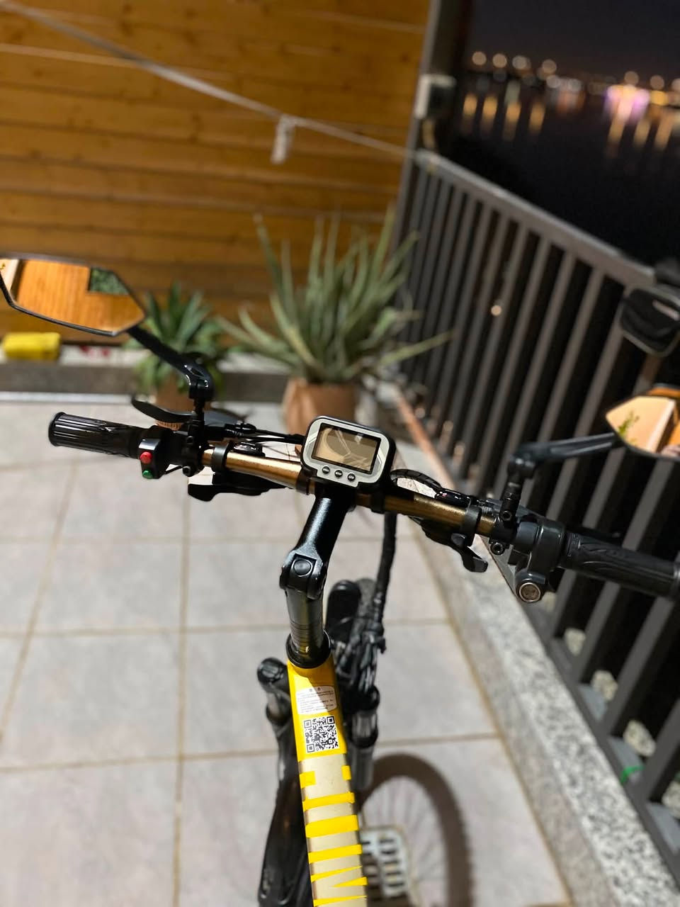 HUMMER Zhengbu e bike

‎صنع في هونك كونك

‎( مصنوع كليا من الألمنيوم 
‎. حجم 26 
‎.وزن خفيف
‎. ماطور كبير 350 واط حقيقي 
‎. بطارية ليثيوم ٤٨ فولت 10.5 امبير 
‎.يقطع مسافة من 25 الى 50 كيلومتر 
‎. سرعة تصل الى ٤٥ كيلومتر

‎. يعمل :
‎1- بايسكل عادي
‎2- دراجة شحن 
‎3- بايسكل مساعد

‎. بريك دسك امامي وخلفي
‎. قابل للطي 
‎. شاشة عرض معلومات 
‎. دبل امامي هايدروليك 
‎. دبل وسطي هايدروليك
‎. كير 27 نمر خلفي وامامي    
‎. اضاءه امامية واضح جداً
‎. واقيات مطرية امامي وخلفي 
_________السعر 500 
***********واتسب
