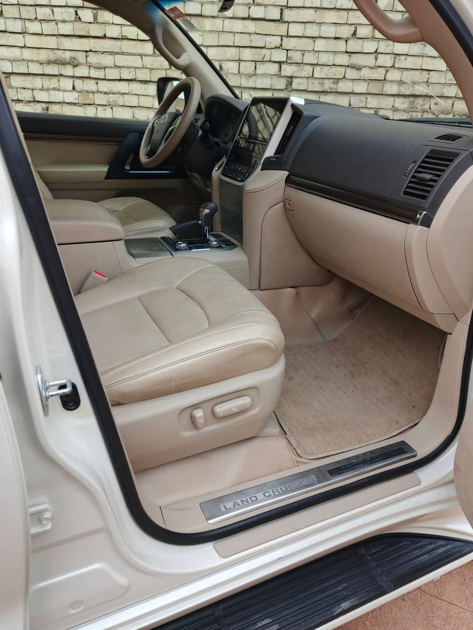 لاندكروز شركات 21 السياره جديدة جداً على وضع الشركه ارضيه جلد تشغيل عن بعد بصمتين كامرات محيطيه الكراسي الكدام كهربائية الاتصال على *********** أو الخاص
