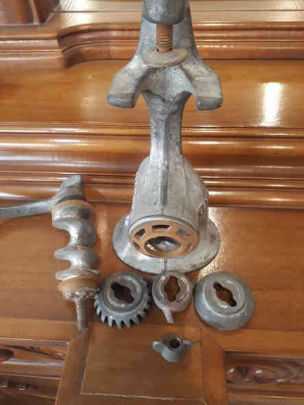 السلام عليكم مكينة لحم يدويه صناعه سويديه مع كل ملحقاتها غير مستخدمه متروكه العنوان  للاستفسار الاتصال على الرقم ***********
