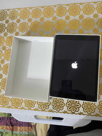 آيباد ٩ • ٦٤ • قلم وكفر وشاحن