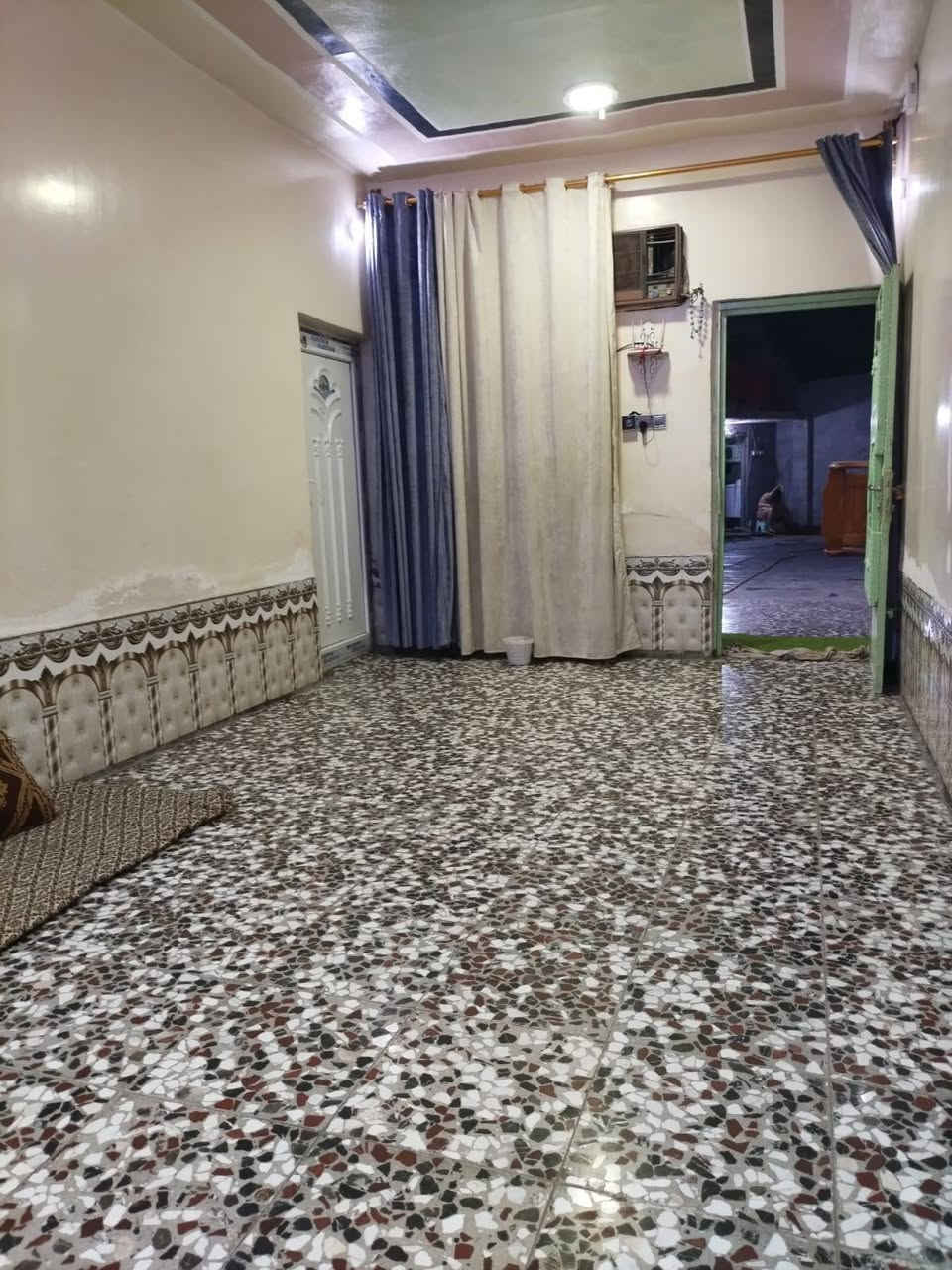 من رخصت الادمن
بيت للييع  ورة الكراج الجديد الموحدة
 مساحة البيت 480 متر 
يتكون البيت عرفتين نوم مطبخ وصاله و استقبال 7 امتار صحيات خارجية وداخليه بيتونة
 للاستفسار الاتصال علرقم
 ***********

