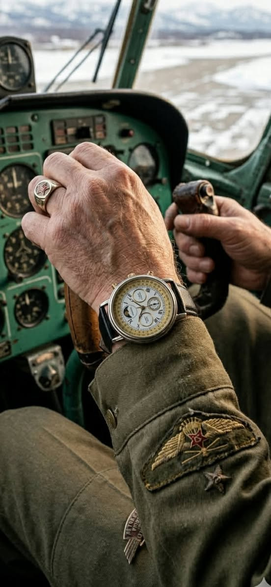 تحية طيبة
#Sekonda
#سيكوندا
 وهي  واحدة من الساعات التي تجسد الطراز النيو كلاسك الذي أنتشر في أواخر الثمانينات وهي تحمل تفاصيل فنية مثيرة للاهتمام وهي ماركة بريطانية الأصل لكنها تأريخيآ كانت مرتبطة بشكل وثيق بصناعة الساعات السوفيتية (الروسية) حيث كانت تصدر ساعات مصانع (بولجوت)
وراكيتا إلى الغرب تحت أسم سيكوندا بعد انهيار الاتحاد السوفيتي انتقلت الماركة لاستخدام حركات يابانية في أغلب موديلاتها .
وتكون الماكنة من صنع (Miyota)
مايوتا وهو ماجعلته هذه الساعات تحافظ على دقتها واعتماديتها لفترات طويلة ويرجح صنع هذا الموديل في فترة 
1990 . التصميم الذي يجمع بين اللونين الذهبي والفضي (Two-tone)
مع العقارب النحيفة والأرقام الرومانية وكانت السمة الطاغية في تلك الحقبة .
وتتميز هذه الساعة بتقويم فلكي 
(Astronomic Calendar)
وتتضمن مؤشر طور القمر (
Moon Phase) 
الموجود في أسفل أعلى الساعة وهو يعرض دورة القمر الحقيقية على مدار الشهر . وتقويم قمري
(Lunar Calendar)
مع مؤشر ثواني
منفصل يعمل كعداد للثواني مستقل عن العقارب الرئيسية
الساعة وطوقين متحركين داخل الساعة لعرض التاريخ اليومي والشهري . نظافة ممتازة جدا .
شحن وتوصيل متوفر لكل مكان 
التواصل خاص لطفآ .


**إذا كنت صاحب هذا الإعلان وتريد حذفه لأي سبب، رجاءا أرسل رسالة إلى الدعم الفني**