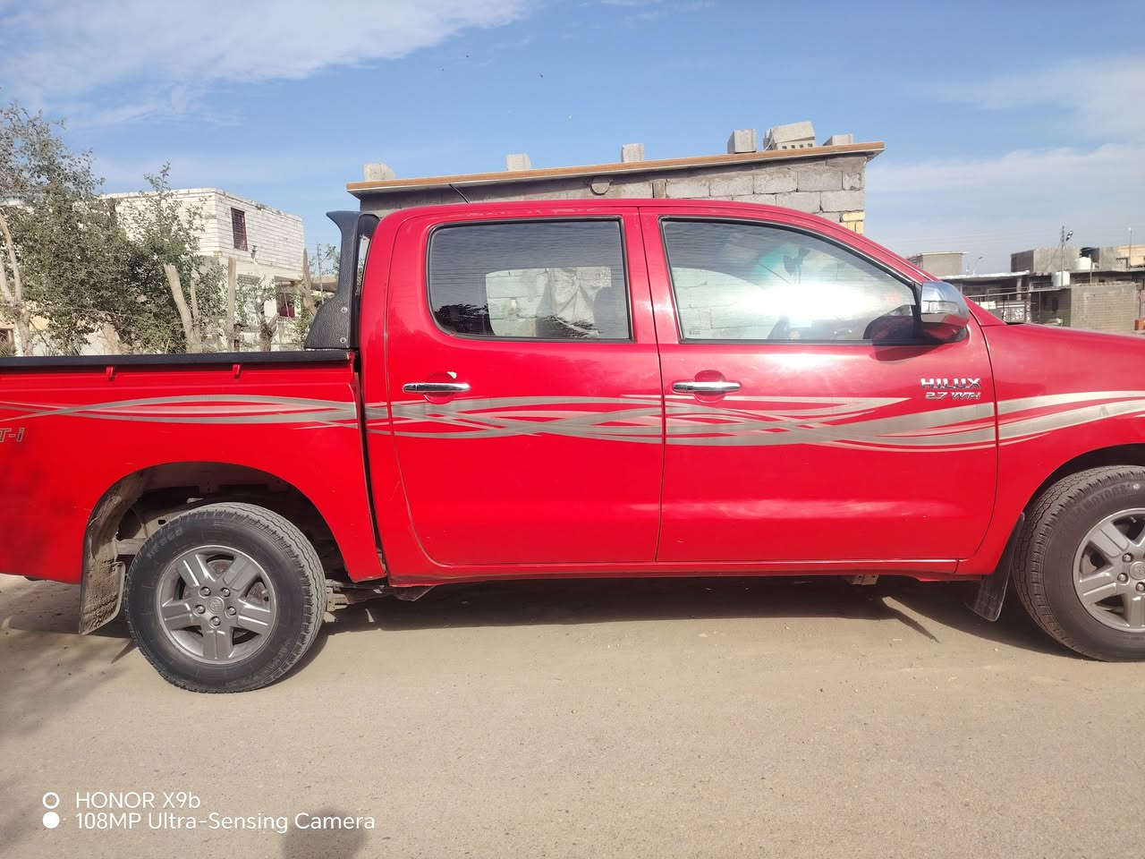 سلام عليكم هيلوكس موديل 15 سياره كفاله عامه كير عادي رقم بصره نكليزي المكان بصره قضاء المدينه *********** السعر 190 او بيه مجال قليل
