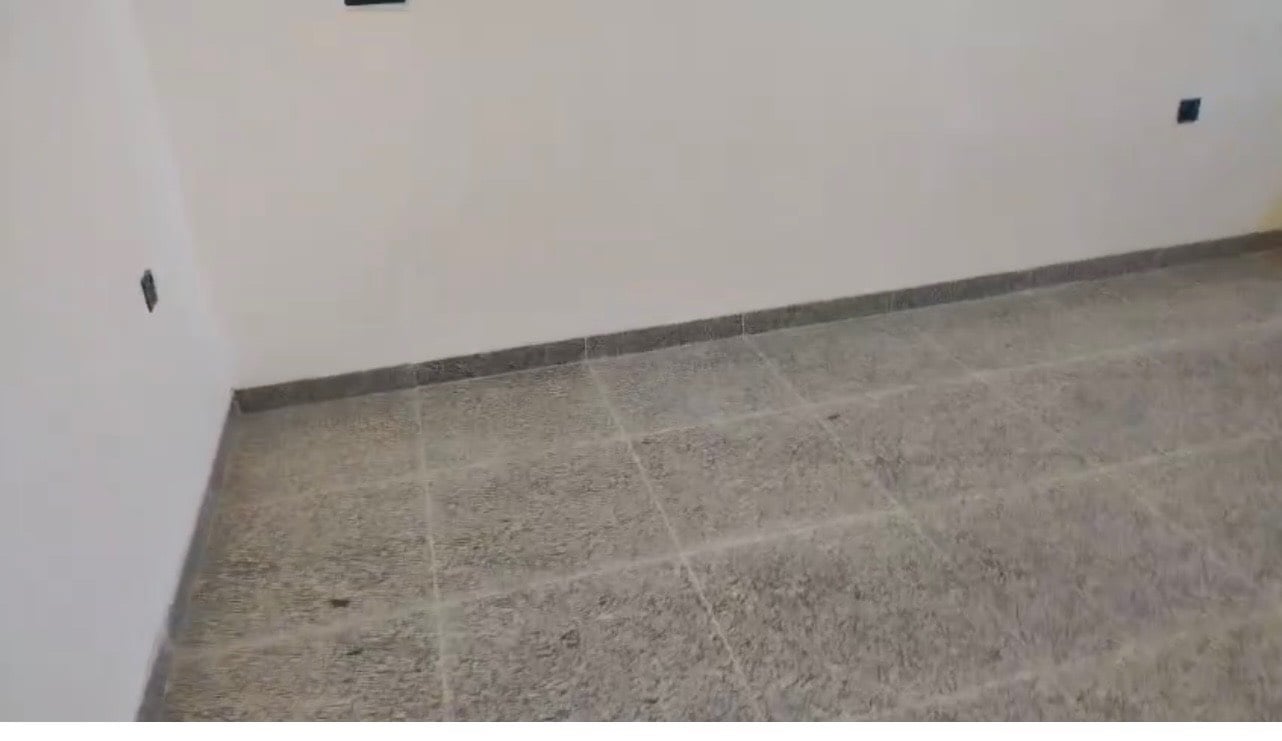 بغداد _حي الخارجية جنب حي الأطباء قرب شارع المطار 
مساحة الشقة 95متر
غرفتين نوم ، صالة ، حمام ، مطبخ حار وبارد 
البناية متكونة من خمس شقق زيرو بناء حديث