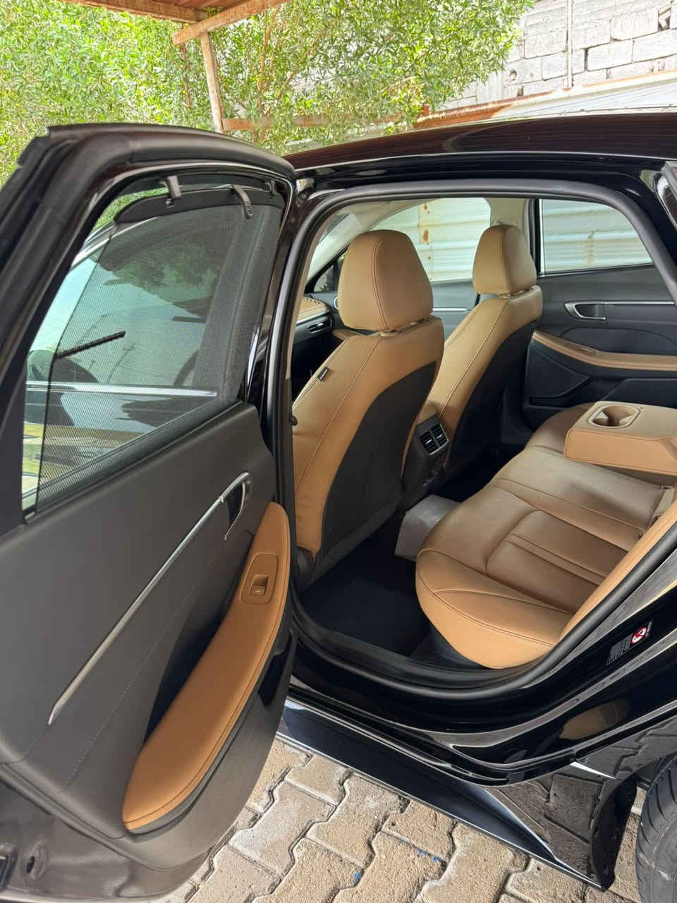 سوناتا 2023 اعلى فئة
للبيع سوناتا 2023 هايبرد – أعلى فئة (Limited)
سيارة نظيفة جداً وفول مواصفات و غلفة بالكامل ppf

 • محرك 2.0 لتر هايبرد (بنزين + كهرباء)
 • قوة تقريباً 192 حصان
 • گير أوتوماتيك 6 سرعات
 • صرفية بنزين قليلة جداً ومناسبة
            (925) كيلو تمشيك بالتفويلة 
🔹 المواصفات الخارجية:
 • لايت 4 عدسات LED  أمامية وخلفية
 • فتحة سقف بانوراما
 • ويل كب شكل رياضي
 • حساسات أمامية وخلفية
 • كاميرات 360 درجة
      •    تتقدم و ترجع بالريموت 

🔹 المواصفات الداخلية:
 • كشنات جلد عسلي
 • تبريد وتدفئة للمقاعد الأمامية
      •    تدفئة ستيرن
 • شاشة عدادات رقمية كبيرة 12.3 إنج
 • شاشة وسطية 10.25 إنج
 • نظام صوت BOSE ( حفلة )
 • داتا شو (HUD)
 • تشغيل بصمة + دخول ذكي
      •    تشغيل عن بعد اكيد موجود 

🔹 أنظمة الأمان:
 • رادار أمامي
 • تثبيت سرعة ذكي
 • تنبيه النقطة العمياء ويعرضها بالشاشة ( بالعينة ) 
 • نظام الحفاظ على المسار
 • فرامل طوارئ تلقائية

السيارة أعلى فئة و اعلى مواصفات و دشبولها لونين 
السيارة بيها تقرير غرق تعمل وتسير و السيارة مكفولة من الشخط من الدعامية للدعامية وين ماتريد تفحص افحص 
ماشية 55 الف كيلو 
السعر 198 ورقة وبيها مجال كلش قليل 
***********
مكان السيارة البصرة
