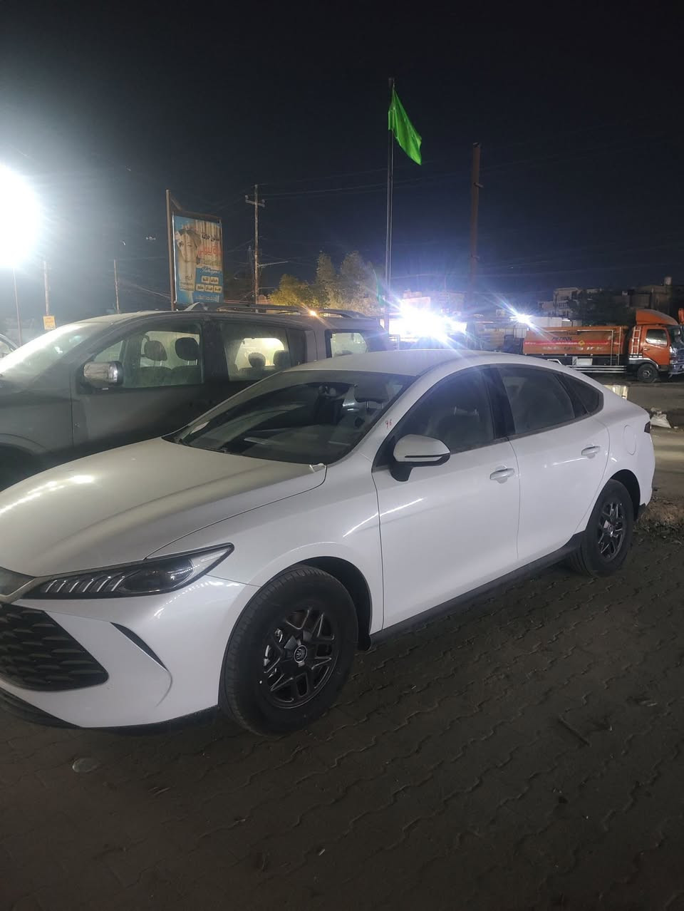 السلام عليكم
بي واي دي كن بلاص مكفولة 
عنوان بغداد مدينة الصدر 
السيارة ماشية 10000
***********
