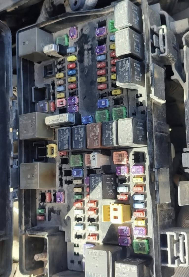 قاعدة فيوزات جيب + دورنكو من 2014 لحد 20 اصليه مال تفصيخ كامله هيه والكتفات والفيوزات السعر 200 الف ***********
