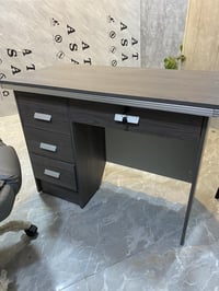 ميز وكرسي للبيع  جدد استعمال اسبوع فقط سعر الكرسي ب٨٠ الف (( اخذته ب١١...