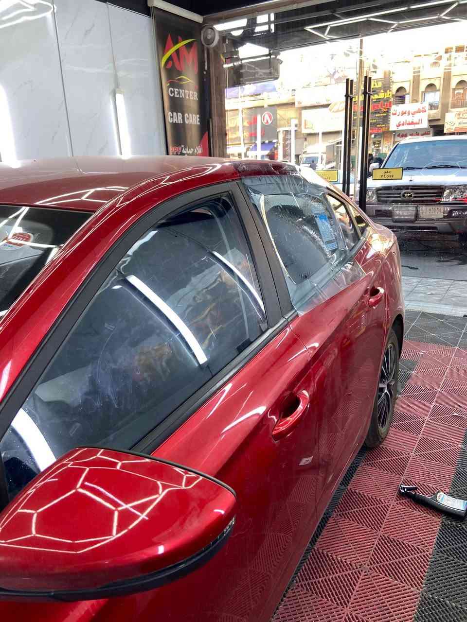 السلام عليكم
عازل حراري من شركة تاركت الامريكية 
يعزل بنسبة ٩٠ ٪؜ من اشعة الشمس ودرجة الحرارة 
ضمان مدة سنة بالعمل 
سعر الاربعة جامات ٣٥ الف فقط 
مسموح بها من قبل مديرية المرور 
 زورونا في موقعنا الكائن في :-
 شارع فلسطين / فلكة النادي التركماني / مجاور شركة مدن للتوصيل 
هاتف :- ***********
