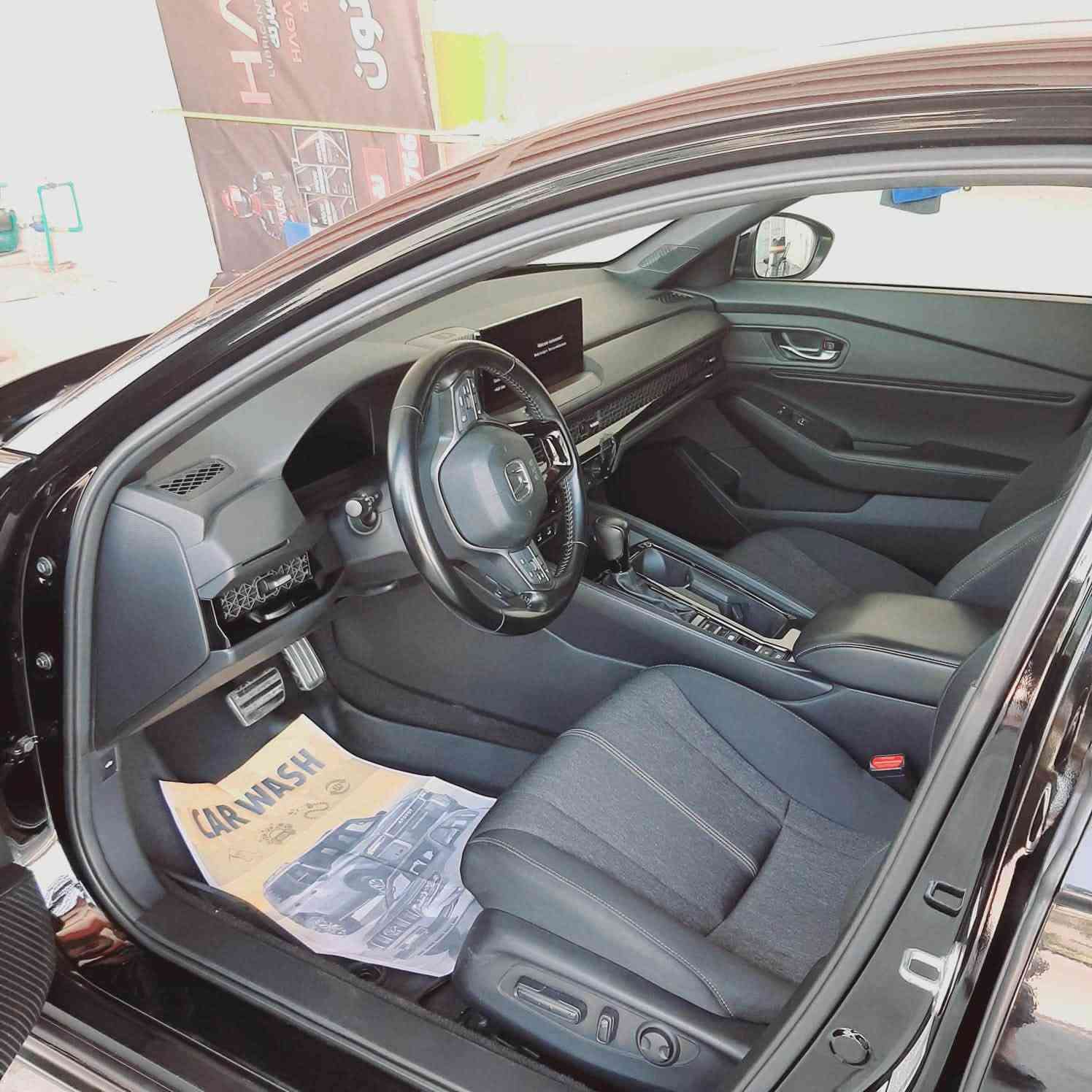 السلام عليكم للبيع Honda Accorda موديل 24.. وارد امريكي  السياره sport كامل موصفات.. مكينه 2000 دوش ..ضرر السياره باب الخلفي وره السايق بي خدش ..او الجاملغ الامامي بي كلير ..ماشيه 100السياره نضيفه بمعنه الكلمه  الاستفسار على ***********
