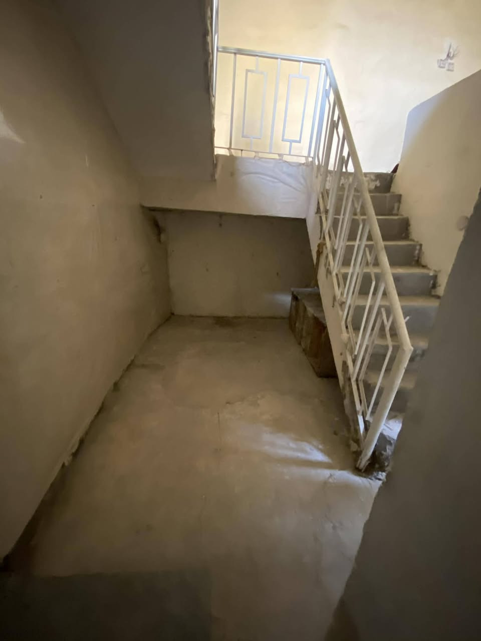 موقعه يم مجمع سعيد خامس بيت بيت مساحته ٨٧ خلفيه يعني اكبر من نص والممر متر والجوه ٨مترات عرض ونزالها ٩ ونص المكان مجمع سعيد خامس بيت مساحه ٨٧ السعر ٧٥ وبيه مجال


**إذا كنت صاحب هذا الإعلان وتريد حذفه لأي سبب، رجاءا أرسل رسالة إلى الدعم الفني**