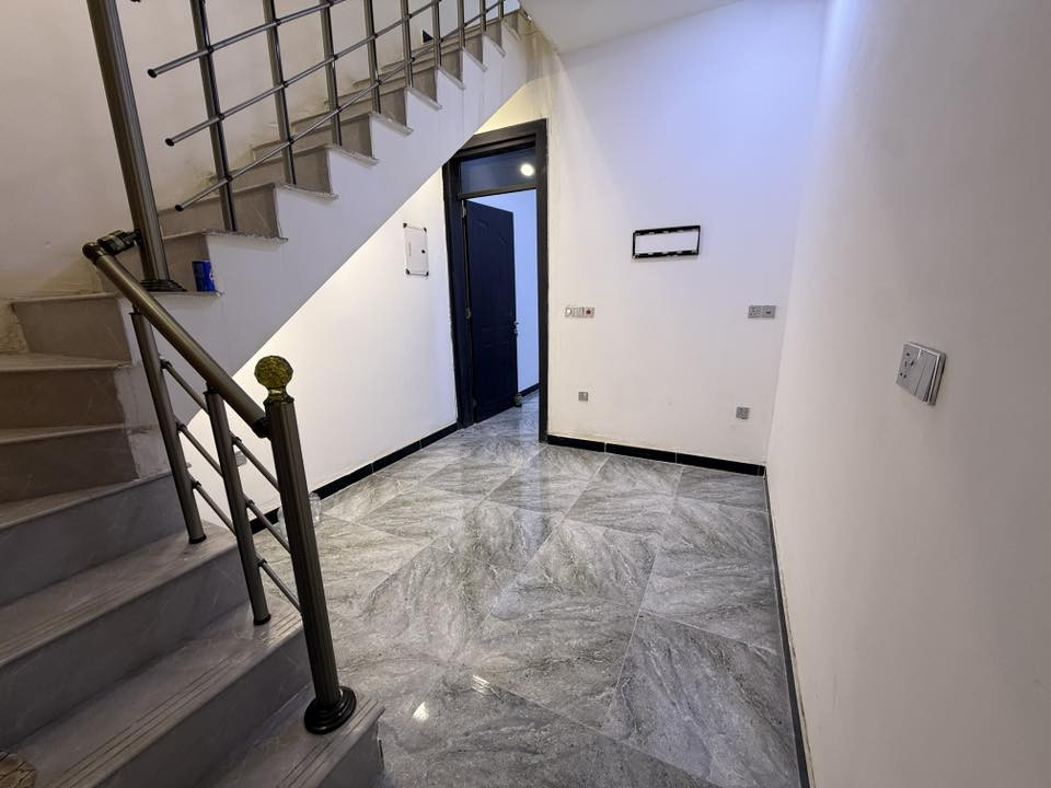 السلام عليكم
مشتمل للبيع شارع فلسطين حي المستنصرية 
المساحة 30 متر 
واجهه 3 وربع / نزال 9 ونص 
بناء حديث البيت جديد
طابقين ونص 
طابق ارضي و طابق ثاني و طابق سطح
 يحتوي على كاونترات حديثة وطباخ وكيزر مي 
للاستفسار ***********
