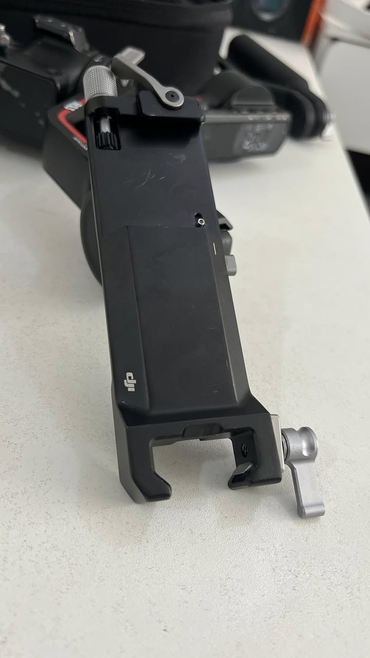 📦 للبيع: مانع اهتزاز DJI RS 3 Pr 
(بكامله وملحقاته).

 الجهاز الأساسي: جيمبال DJI RS 3 مع ميزة القفل التلقائي للمحاور (Auto-Lock).
 الحقيبة الأصلية: حقيبة صلبة ومقاومة من DJI PRO لحماية الجهاز أثناء التنقل.
 البطارية المقبض (Battery Grip): بعمر بطارية طويل مع مؤشر شحن LED.
 المقبض الإضافي (Briefcase Handle): للتصوير من زوايا منخفضة بكل سهولة وأريحية.
 الحامل الثلاثي (Tripod): مقبض يفتح كقاعدة تثبيت أرضية.
 قواعد التثبيت (Plates): القاعدة السريعة الممتدة لتوازن مثالي للكاميرات الكبيرة.
 إضافة خاصة (L-Bracket): قاعدة على شكل حرف L لتصوير الفيديو العمودي (بالطول) المخصص للـ Reels والـ TikTok بدقة واستقرار عالي جداً.

💡 مميزات الرونين:
 شاشة لمس OLED ملونة وواضحة للتحكم السريع.
 نظام تثبيت الجيل الثالث خيالي حتى مع الحركة السريعة.
 يتحمل أوزان كاميرات السينما والـ DSLR مع عدسات ثقيلة.

📌 الحالة: نظيف جداً، استخدام حشيم، 
وكافة الملحقات الأصلية موجودة.
📞 للتواصل والاستفسار: [ *********** ]
