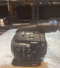 للبيع كامرة كانون c300 كلش نظيفة ومناسبة مع الملحقات للاستفسار على الخ...