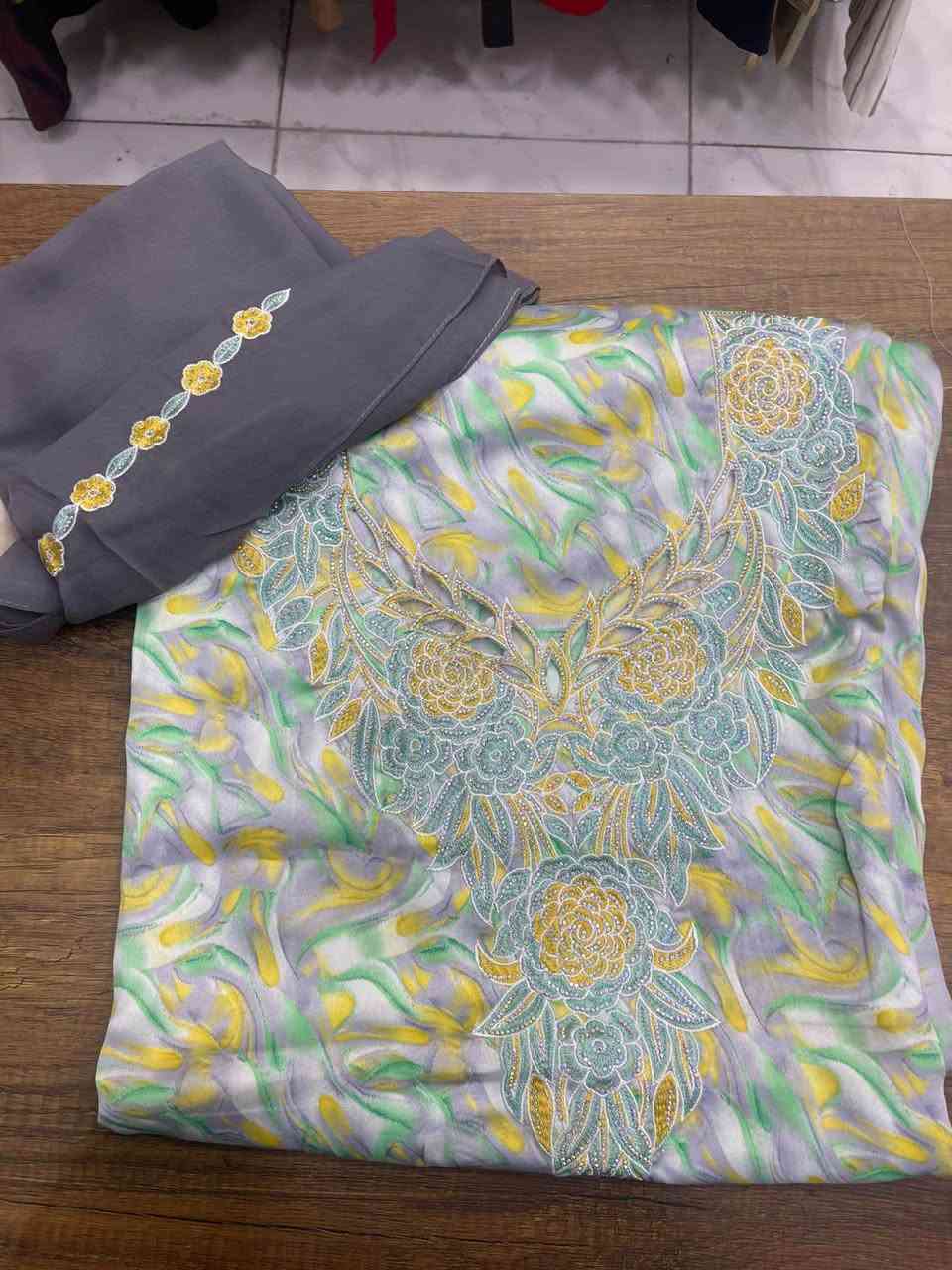 مخور اندنوسي حرير بدون خياط اربع امتار مع شال
السعر20 الف فقط 
يتوفر التوصيل لجميع محافظات العراق 
للحجز والاستفسار *********** البصرة, العراق
