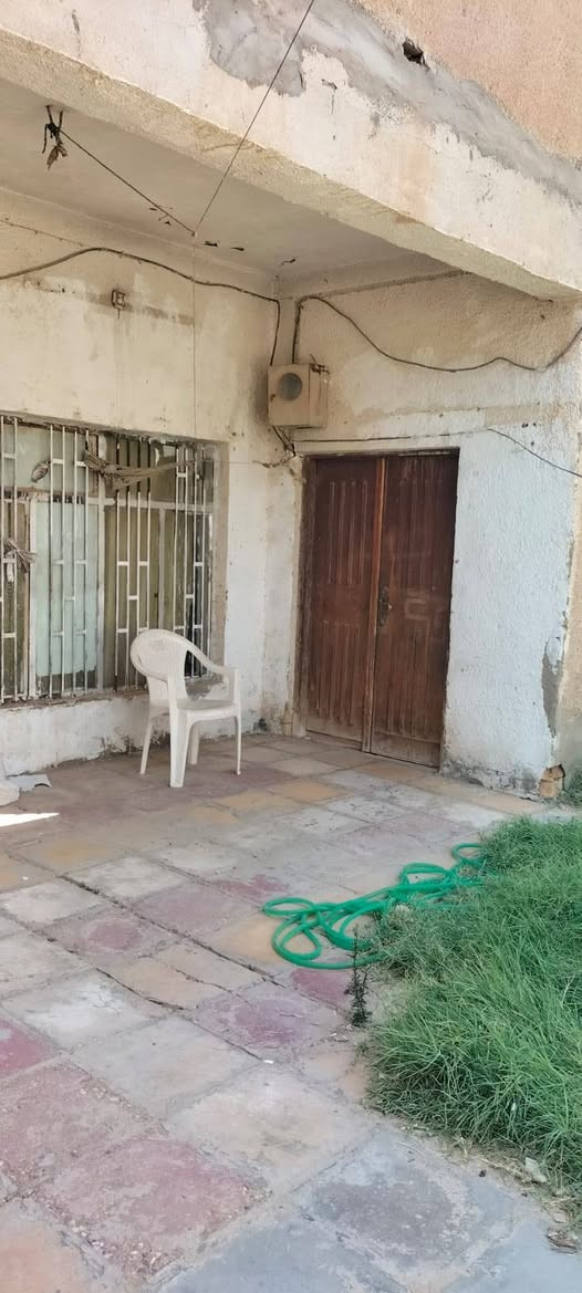 بيت في الحي العسكري مساحه 300م الواجه 15والنزال 20 في الشارع المقابل جامع الامام المهدي  ونفس الشارع الي يطلع على التارتان مال الزيتون للاستفسار التواصل على الرقم ***********

