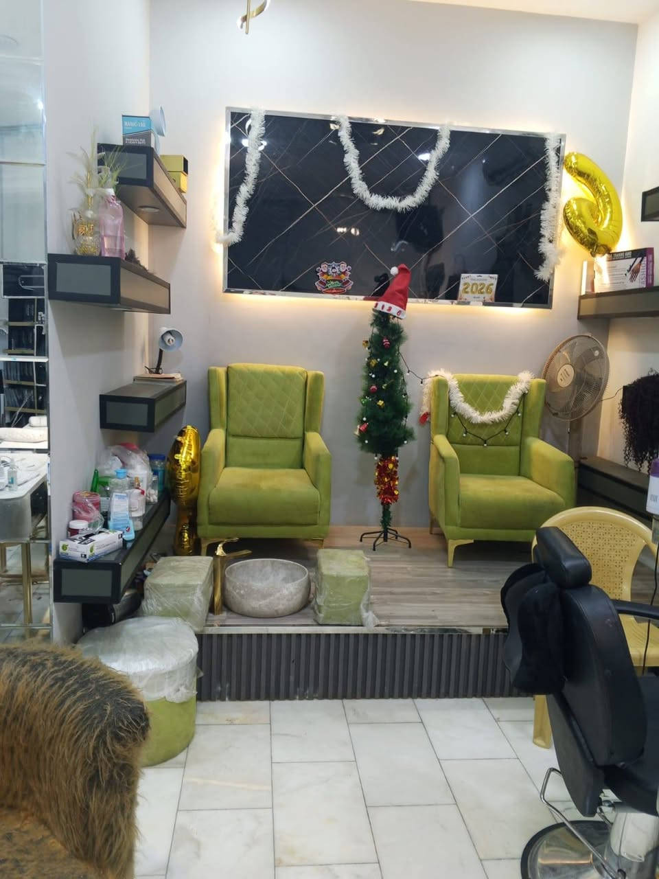 🔥 فرصة استثمارية ذهبية في عالم الجمال! صالون "ماريسا بيوتي" للبيع بكامل تجهيزاته! 👑💅
هل تحلمين بامتلاك صالون تجميل راقٍ وجاهز للانطلاق فوراً؟ ✨ صالون "ماريسا بيوتي" الشهير بلمساته الساحرة وديكوراته العصرية معروض الآن للبيع بجميع معداته الفاخرة وأجواءه المميزة! 💖
​💎 لماذا صالون "ماريسا بيوتي"؟
​موقع استراتيجي لا يُعلى عليه: يقع في حي الغدير الحيوي، مقابل مطعم العدالة الشهير 🍽️، مما يضمن لك تدفقاً مستمراً من الزبائن الجدد والحاليين! 🚀
​تجهيزات متكاملة وفخمة: من كراسي الغسيل المريحة 🛁، وكراسي التصفيف الأنيقة 💇‍♀️، إلى أحدث أجهزة تجميل البشرة 🧖‍♀️ والشعر، وكل ما تحتاجينه لتقديم خدمات استثنائية! 😍
​تشكيلة مستحضرات عالمية: يضم مجموعة واسعة من أرقى ماركات الماكياج 💄، ومستحضرات العناية بالشعر 💁‍♀️، وطلاء الأظافر 💅، لضمان رضا الزبائن التام! ⭐
​أجواء ساحرة ومريحة: تصميم داخلي مدروس، إضاءة هادئة 💡، وتنظيم مثالي، يخلق تجربة لا تُنسى لكل زبونة! 🧘‍♀️
​📍 لا تفوتي هذه الفرصة الذهبية لامتلاك مشروعكِ الخاص في عالم الجمال والأناقة!
​📞 للتواصل والاستفسار وتحديد موعد للمعاينة:
​يرجى الاتصال على الرقم:
***********
