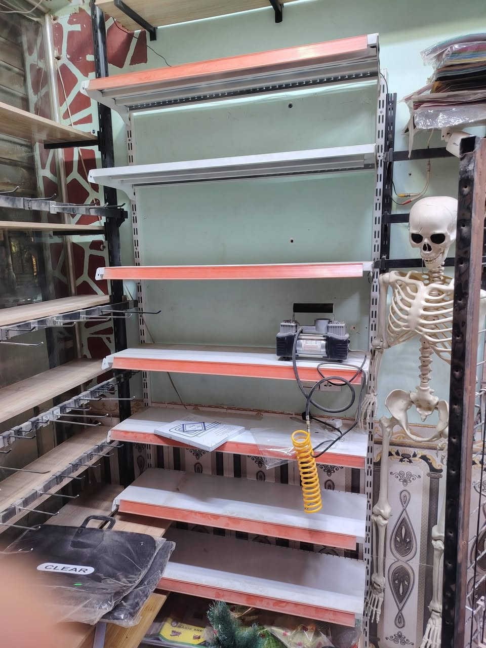 سلام عليكم لبيع  عندي  ميز مكتبي نضيف كلش رفوف نضاف كلش  وفاترينات عدد ٣ نضاف لا فطر ولا شخوط  وميز جداري ثقيل  مستعجل علئ بيعتهن مكاني بغداد الثعالبه مجاور سوق الثعالبه قيمهن وخذهن بلي يرضي الله ***********
