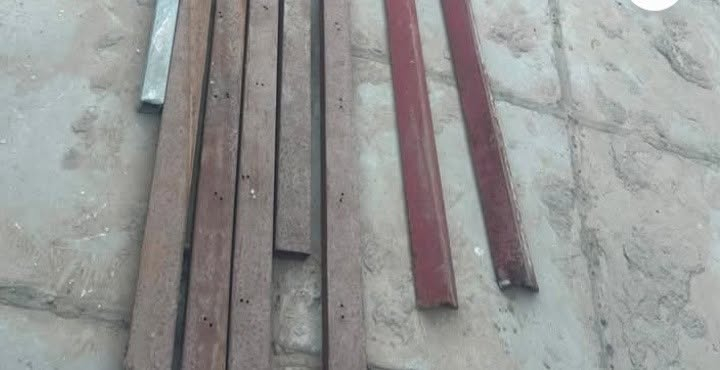 سندويج مستخدم عدد 10قطع طول القطعه 3وربع متر وحديد شيلمان عدد 6قطع طول اثنين منهن 5متر والباقيات طول الواحده 3ونص متر للاستفسار ***********
