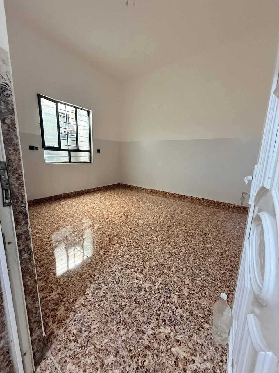 دار للبيع موصل حي الانتصار شارع 60 مقابل المستوصف قرب مدرسة ماريه القطبية جيهة  الميثاق سند طابو شرط التحويل او قرار تمليك المساحه 125مترالواجه 6وربع غرفتي نوم وهول ستقبال مطبخ مشتملات سيراميك السعر والاستفسار أكثر الاتصال على الأرقام التالية *********** واتساب
***********
