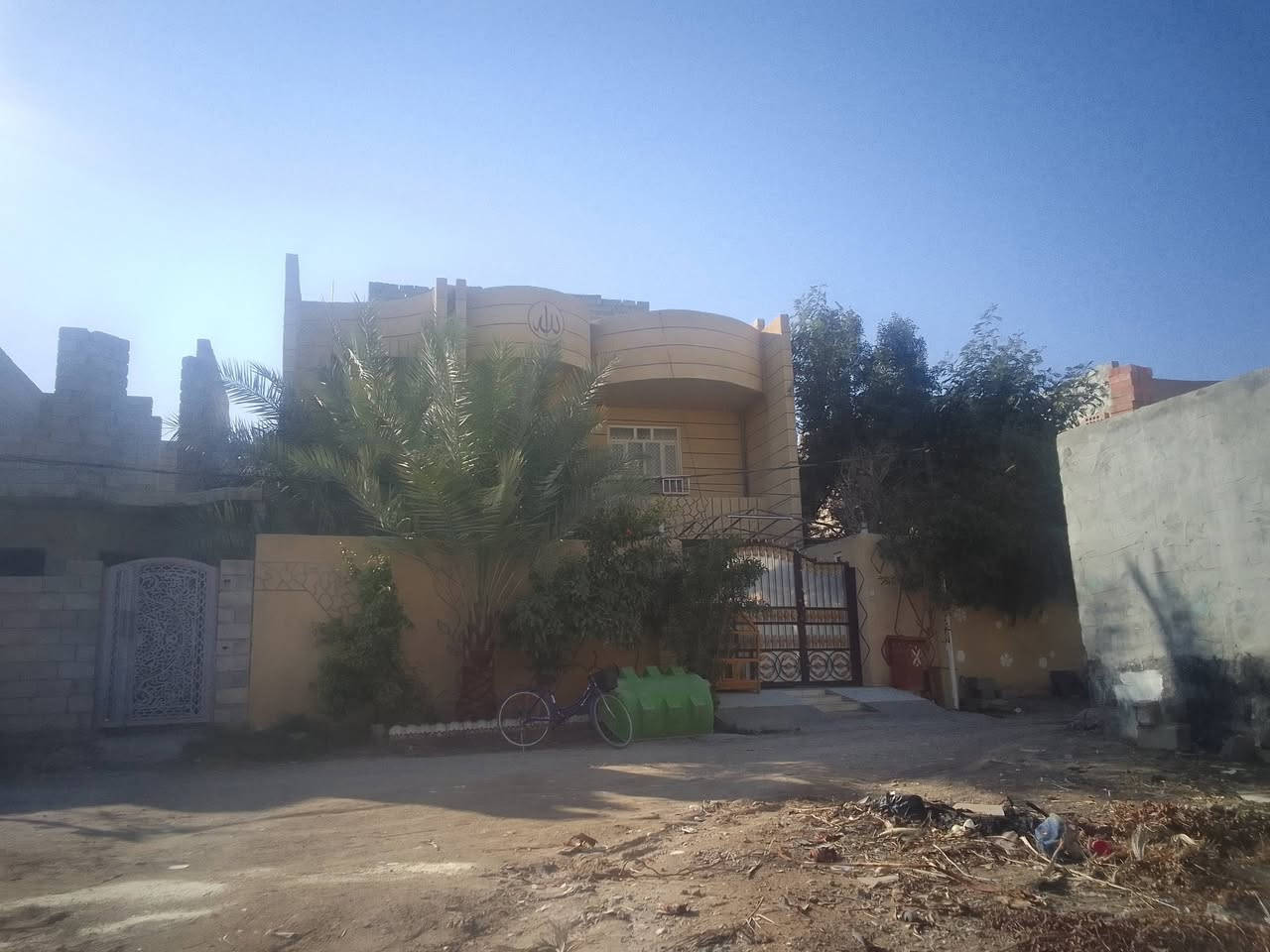 يا الله بيت للبيع في ديالى بهرز خلف الجامع الكبير جامع مله روزي مساحه 255م طابقين  حديث فرع مسدود حالياً للاستفسار الاتصال على الرقم ***********
