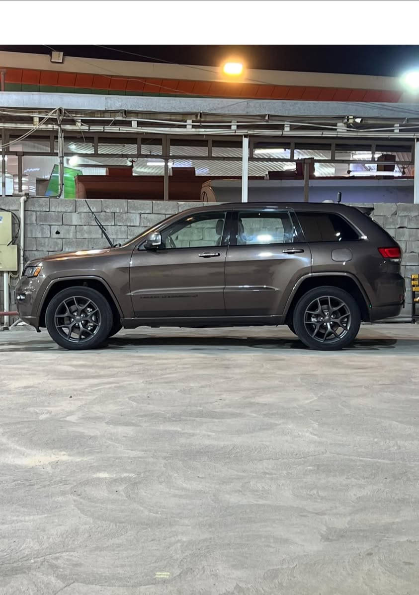 جيب امريكي 2021 سيارة فول هذه السيارة هي جيب جراند شيروكي (Jeep Grand Cherokee)، وتتميز بلونها البني المميز وواجهتها الأمامية ذات الشبك الأسود.تتوفر هذه الفئة بمحركات 6 سلندر وتأتي بمواصفات مثل الشاشات الكبيرة ونظام الدفع الرباعي في العديد من الموديلات.تظهر السيارة في الصورة بلوحة تسجيل عراقية (بغداد) ويُرجح أنها مستوردة. السعر خاص مازنجر


**إذا كنت صاحب هذا الإعلان وتريد حذفه لأي سبب، رجاءا أرسل رسالة إلى الدعم الفني**
