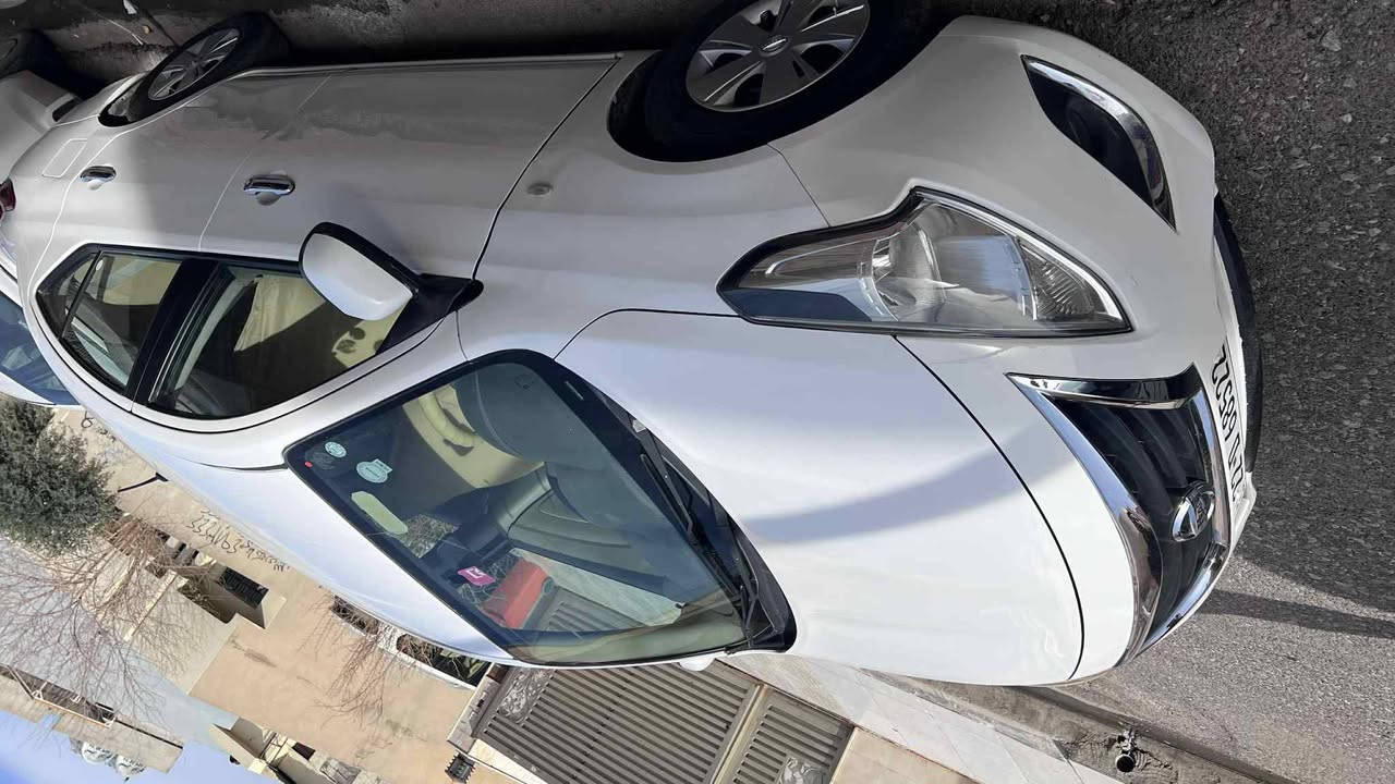 السلام عليكم سياره نيسان سني موديل 2018 قطعتين صبغ  وبي مكانين بارد شي بسيط بدون  داخل السياره مال بيت حيل نظيفه وجاهزه مابيها مصرف هزه وسنويه وارقام كله جديد السعر 96 وبي مجال بسيط للأستفسار رقم الموبايل ***********
