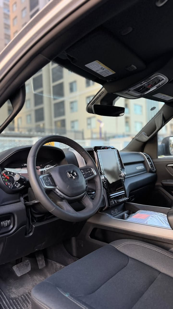 السلام عليكم ترهم مراوس 
دووج رام 2025 
فئة Lone star ⭐️ 
باب طويل بدي قصير
يسره كلير
ماشية 11 الف ميل 
محرك 6 سلندر توين تيربو 
رادرات 360 
شاشة تيسلا بلادية
سستم الباين 
رادار امامي  
تثبيت مسار 
اماكن تخزين تحت المقاعد الخلفية 
قاصة 
كامرة دوارة 
صور الحادث مرفقة التفاصيل كلها مذكورة 
حادث جدا بسيط بنيد تبديل وصبغ وجاملغ
والسيارة مصلحة بالوكالة بامريكا وحتى السستم الايرباك  بلادي  
*********** 
بغداد حي الجهاد
