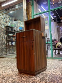 ميز حلاقه عدد 3لبيع 170 لتواصل 07733342795 مكان بغداد حي جهاد